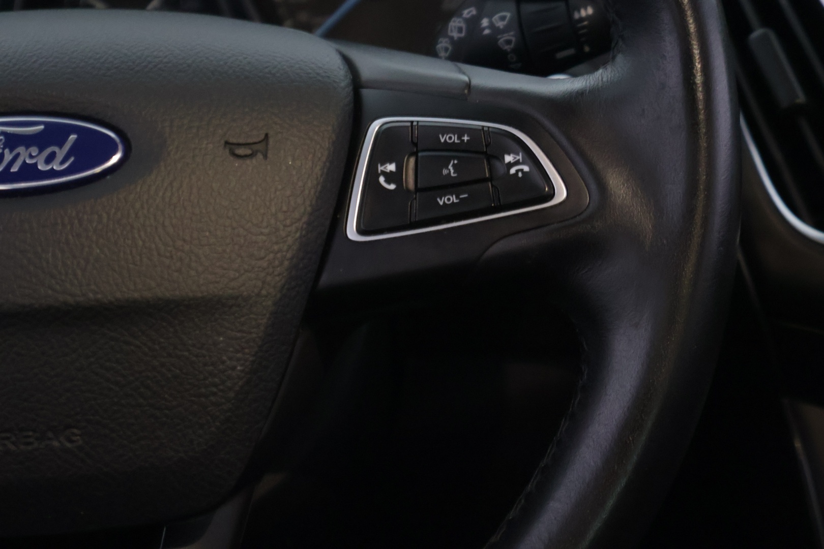Ford Focus 2016 1,0 EcoBoost 125 hv Start/Stop M6 Titanium - YritysOutlet - Myydään vain yrityksille - Suomi-auto | Lohkolämmitin sisäpistokkeella | Tutkat edessä ja takana | Lämmitettävä tuulilasi