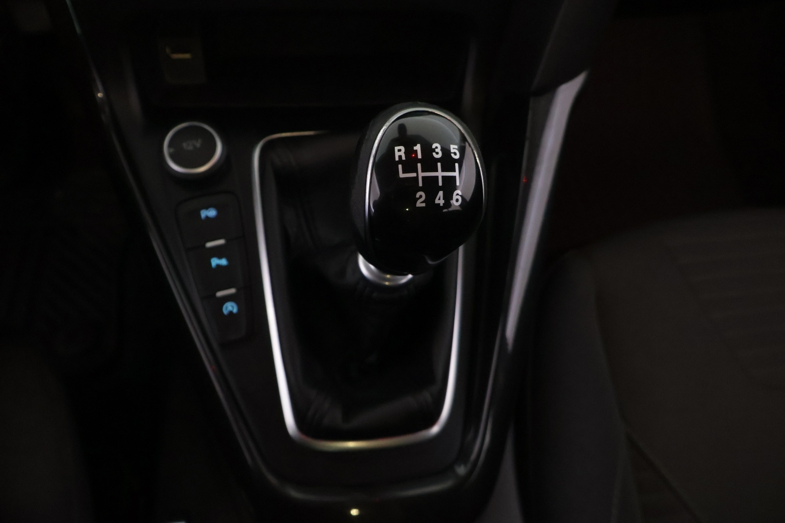 Ford Focus 2016 1,0 EcoBoost 125 hv Start/Stop M6 Titanium - YritysOutlet - Myydään vain yrityksille - Suomi-auto | Lohkolämmitin sisäpistokkeella | Tutkat edessä ja takana | Lämmitettävä tuulilasi