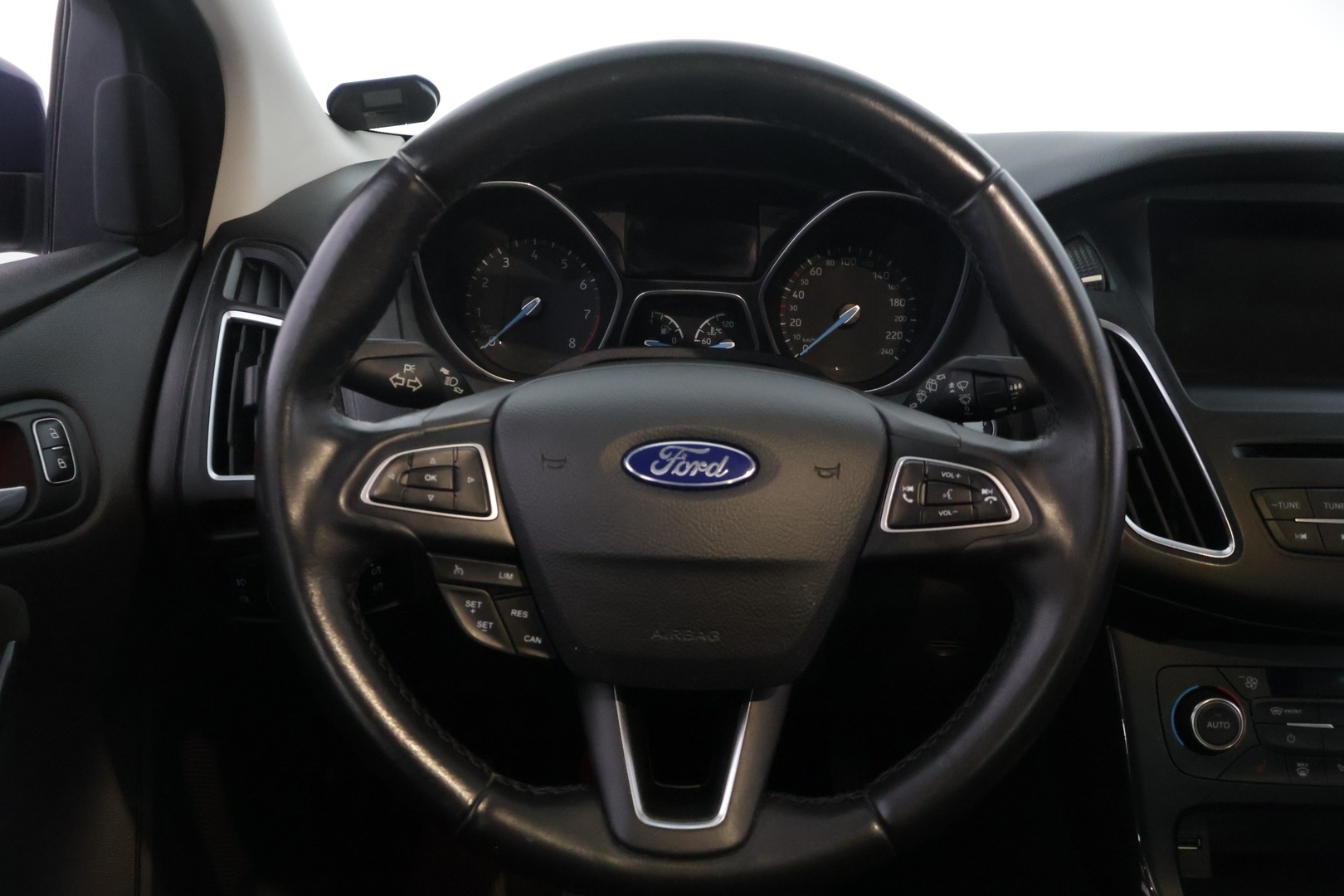 Ford Focus 2016 1,0 EcoBoost 125 hv Start/Stop M6 Titanium - YritysOutlet - Myydään vain yrityksille - Suomi-auto | Lohkolämmitin sisäpistokkeella | Tutkat edessä ja takana | Lämmitettävä tuulilasi