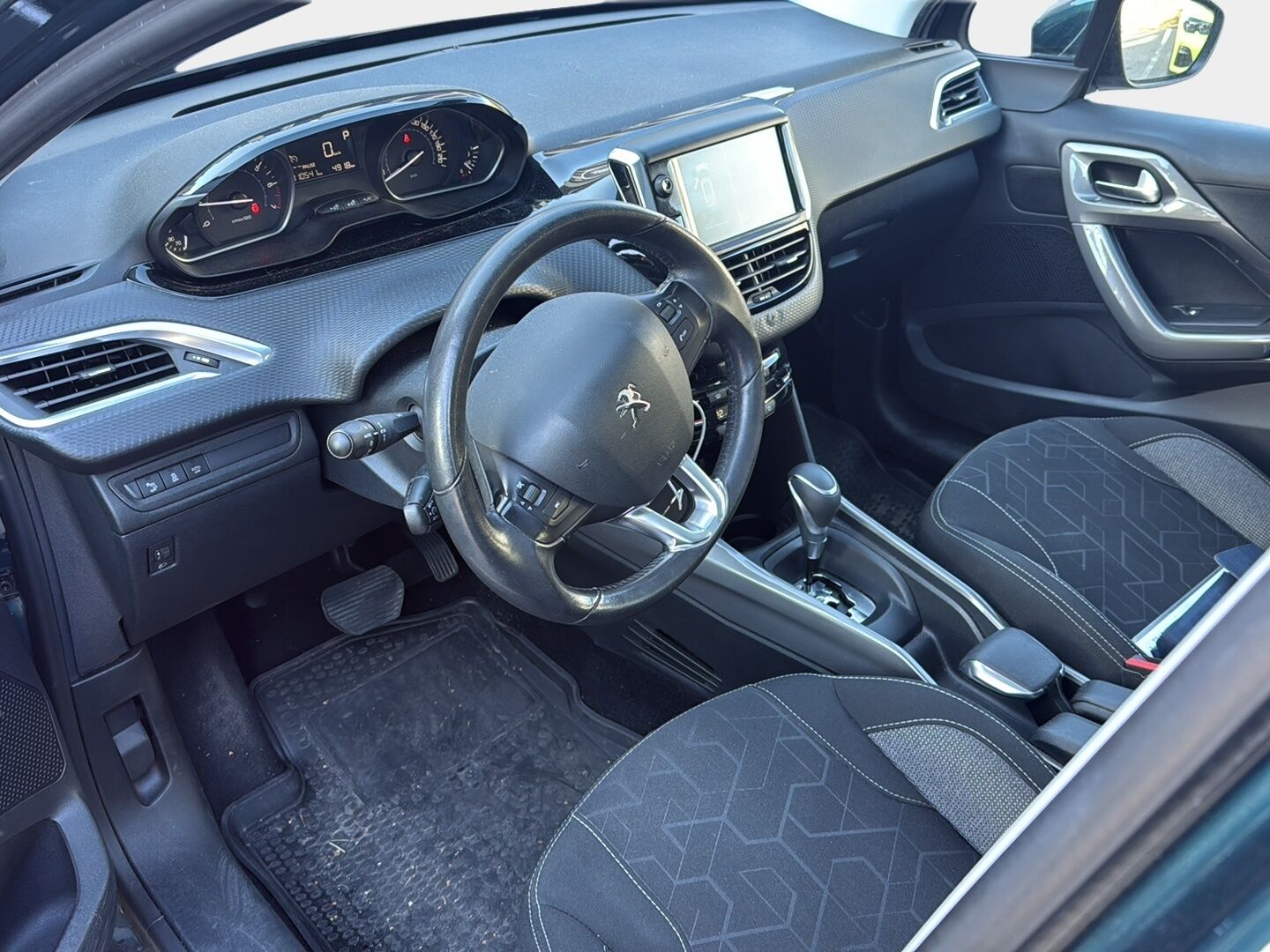 Peugeot 2008 2017 Active PureTech 110 Automaatti *Suomi-auto / Lasikatto / Vetokoukku / P-tutka / Lohko+Sisäpistoke* - Jakohihna vaihdettu 08/2025!