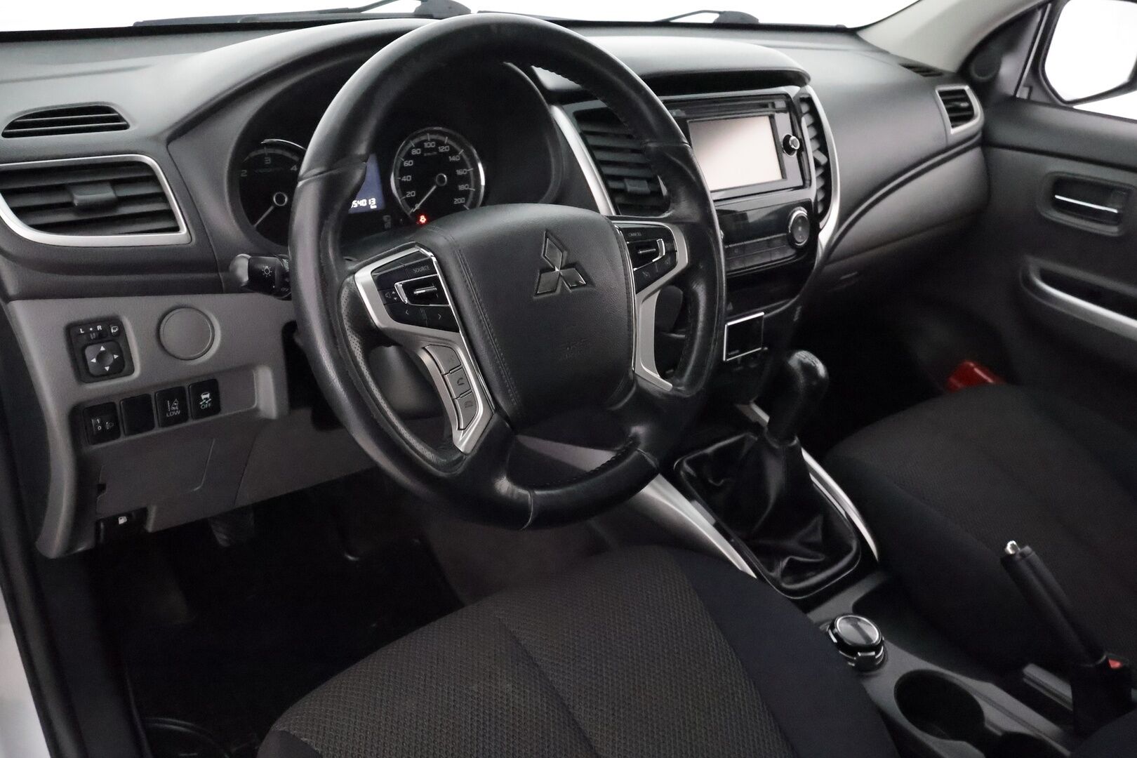 Mitsubishi L200 2018 Double Cab 2,4 DI-D Magnum MT 2-paikkainen - 3,99 % KORKOTARJOUS TÄHÄN AUTOON - ALV / 1Om Suomiauto / Webasto / Vetokoukku / Peruutuskamera /  Vakkari / Bluetooth / 2x Renkaat!