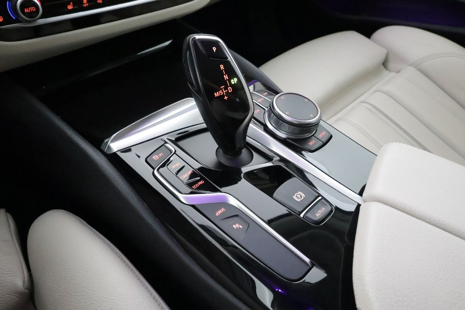 BMW 530 2017 G30 Sedan 530e A iPerformance Launch Edition Sport - | ACC | Sporttinahat | Adapt. LED | DAP | HiFi | Ambient Light | P.kamera | Sähk. takaluukku | Lämm. ratti | 2x renkaat aluin | Suomiauto | 