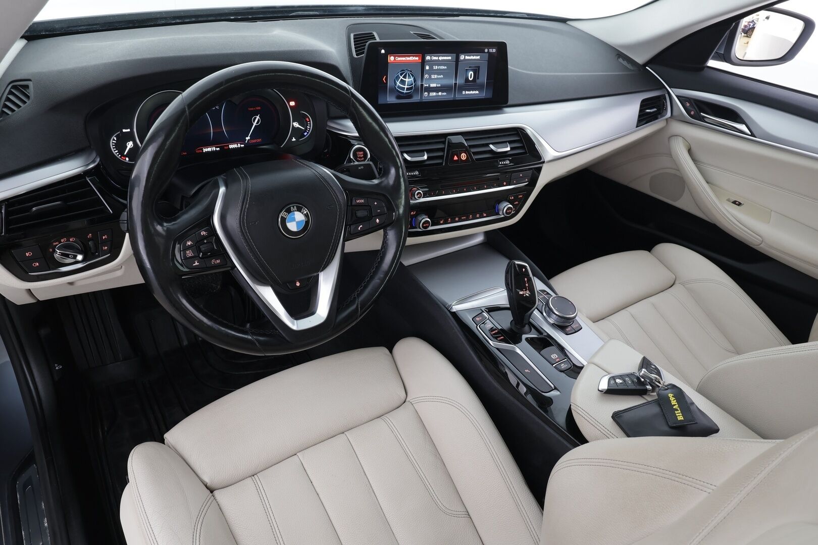 BMW 520 2017 G30 Sedan 520d A xDrive Business Comfort * ACC / LED / Sporttinahat / Kattoluukku / P.Kamera / Osasähköt * - Merkkihuollettu / Suomi-auto / Kahdet renkaat