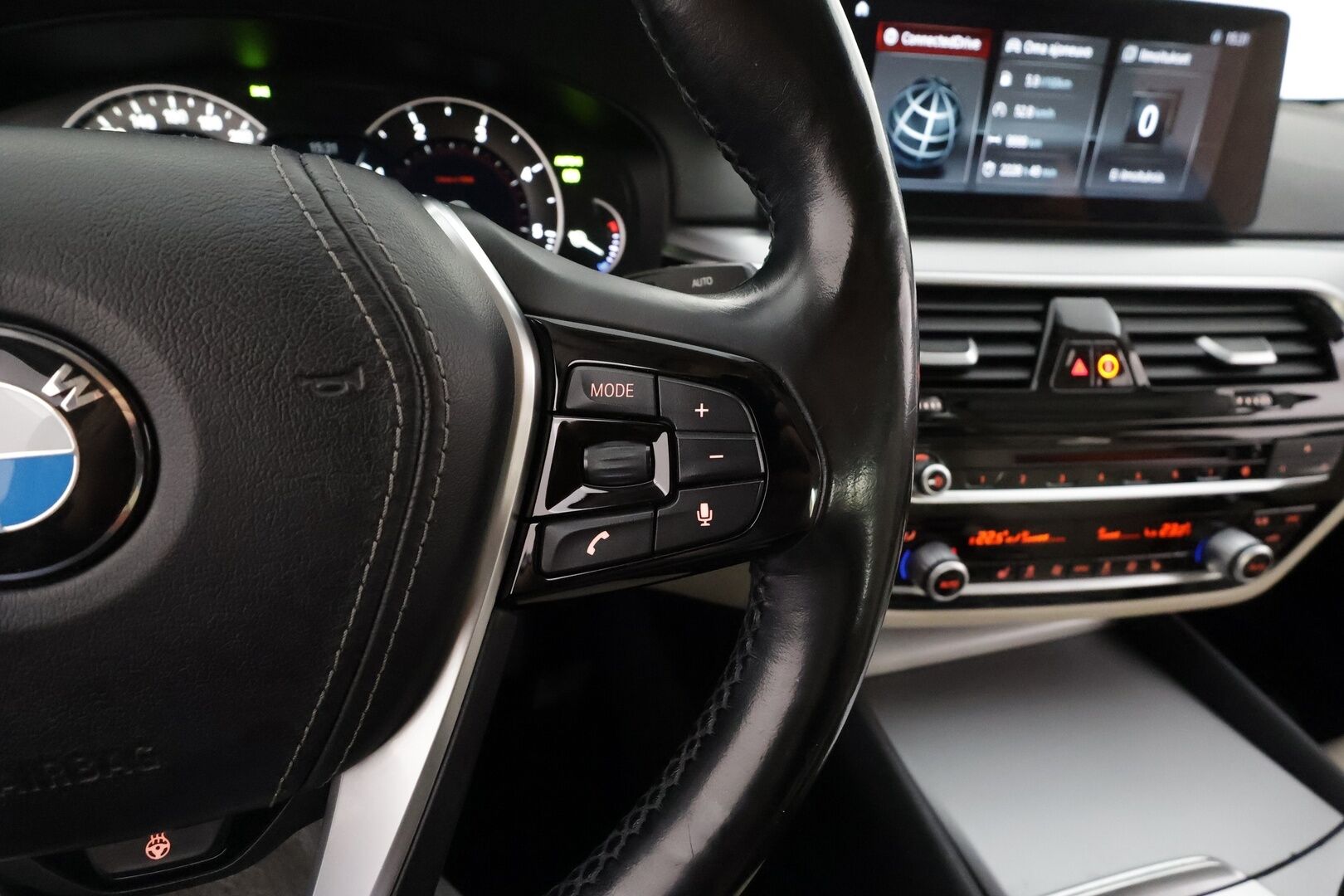 BMW 520 2017 G30 Sedan 520d A xDrive Business Comfort * ACC / LED / Sporttinahat / Kattoluukku / P.Kamera / Osasähköt * - Merkkihuollettu / Suomi-auto / Kahdet renkaat