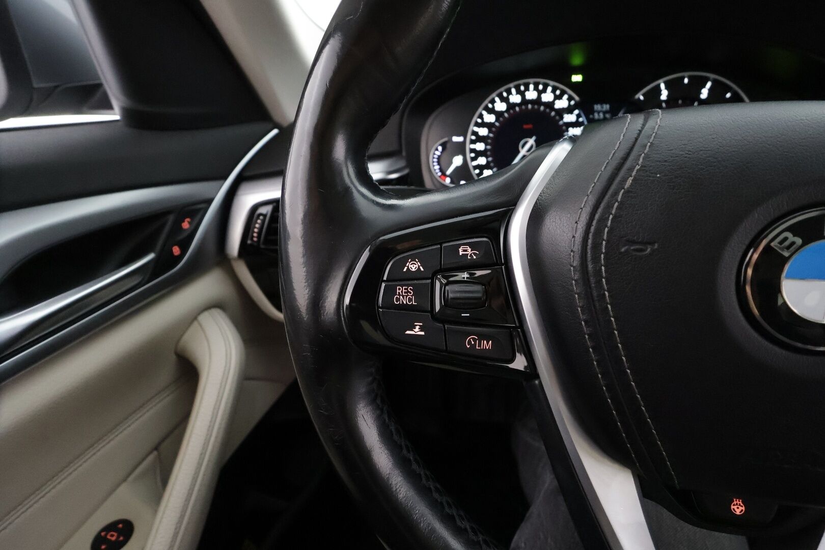 BMW 520 2017 G30 Sedan 520d A xDrive Business Comfort * ACC / LED / Sporttinahat / Kattoluukku / P.Kamera / Osasähköt * - Merkkihuollettu / Suomi-auto / Kahdet renkaat