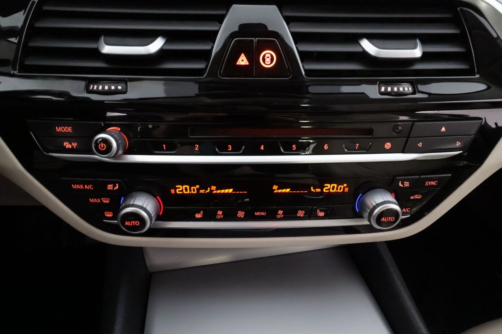 BMW 520 2017 G30 Sedan 520d A xDrive Business Comfort * ACC / LED / Sporttinahat / Kattoluukku / P.Kamera / Osasähköt * - Merkkihuollettu / Suomi-auto / Kahdet renkaat