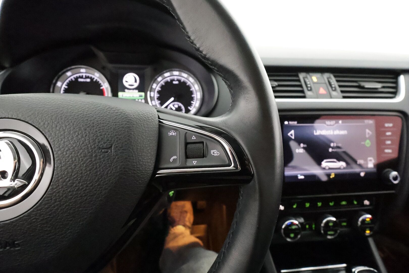 Skoda Octavia 2017 Combi 1,4 TSI Style DSG  **Webasto / Adapt.Vakkari / P.kamera / LED-valot / Katveavustin / Apple&Android / KeylessGO** - Suomi-auto / 2x Renkaat