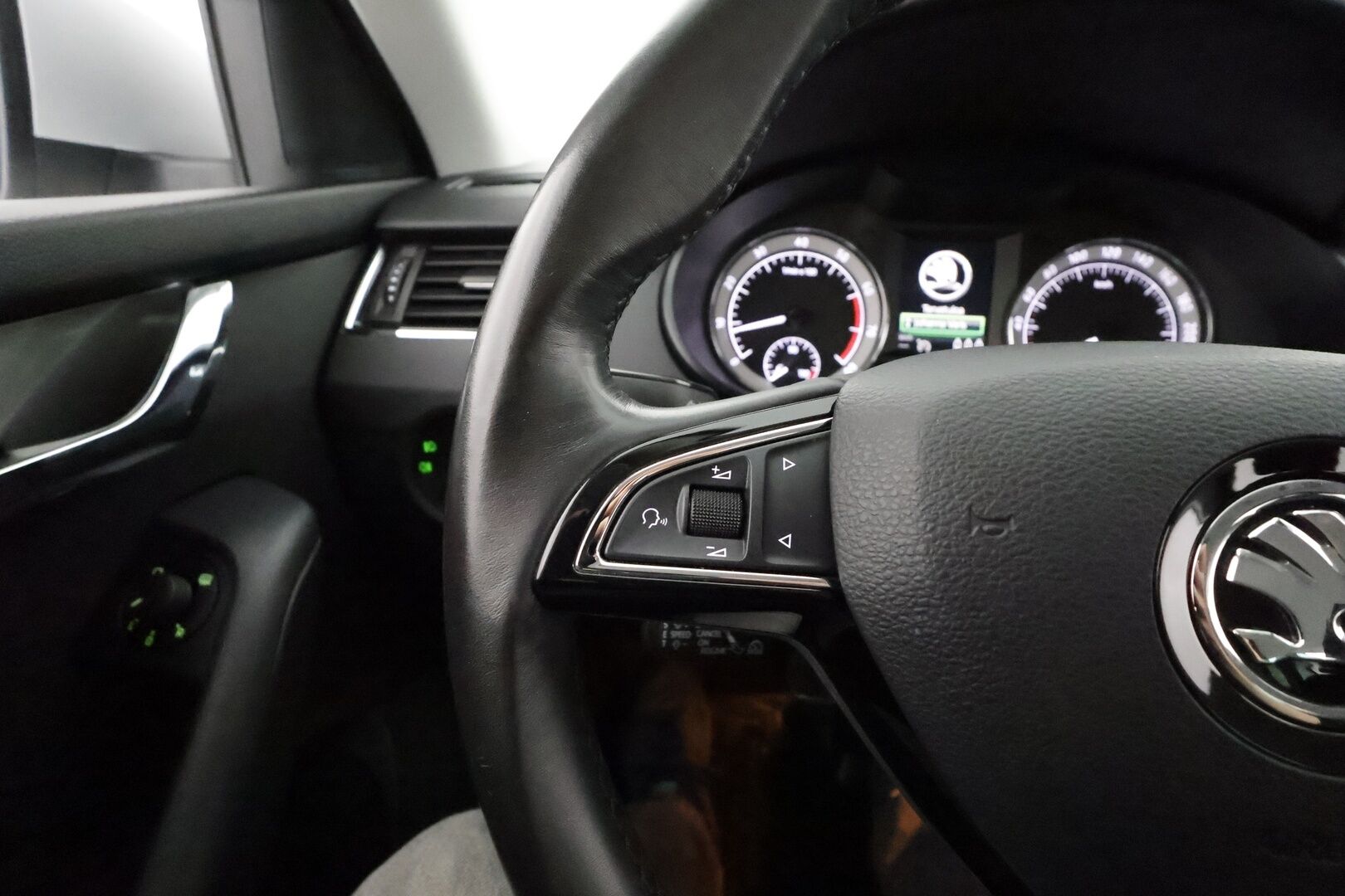 Skoda Octavia 2017 Combi 1,4 TSI Style DSG  **Webasto / Adapt.Vakkari / P.kamera / LED-valot / Katveavustin / Apple&Android / KeylessGO** - Suomi-auto / 2x Renkaat