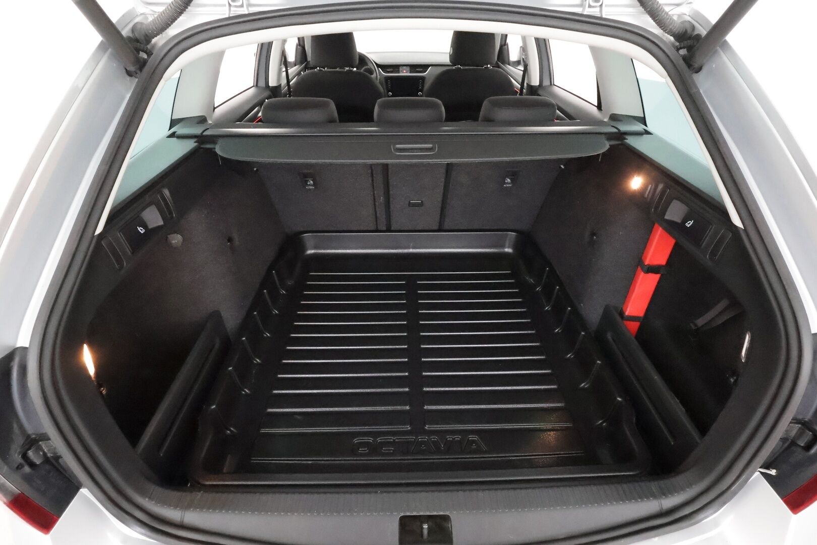 Skoda Octavia 2018 Combi 1,4 TSI Style DSG  **Webasto / Adapt.Vakkari / P.kamera / LED-valot / Katveavustin / Apple&Android / KeylessGO** - Suomi-auto / Bluetooth / Kaukovaloautomatiikka / 2x Renkaat