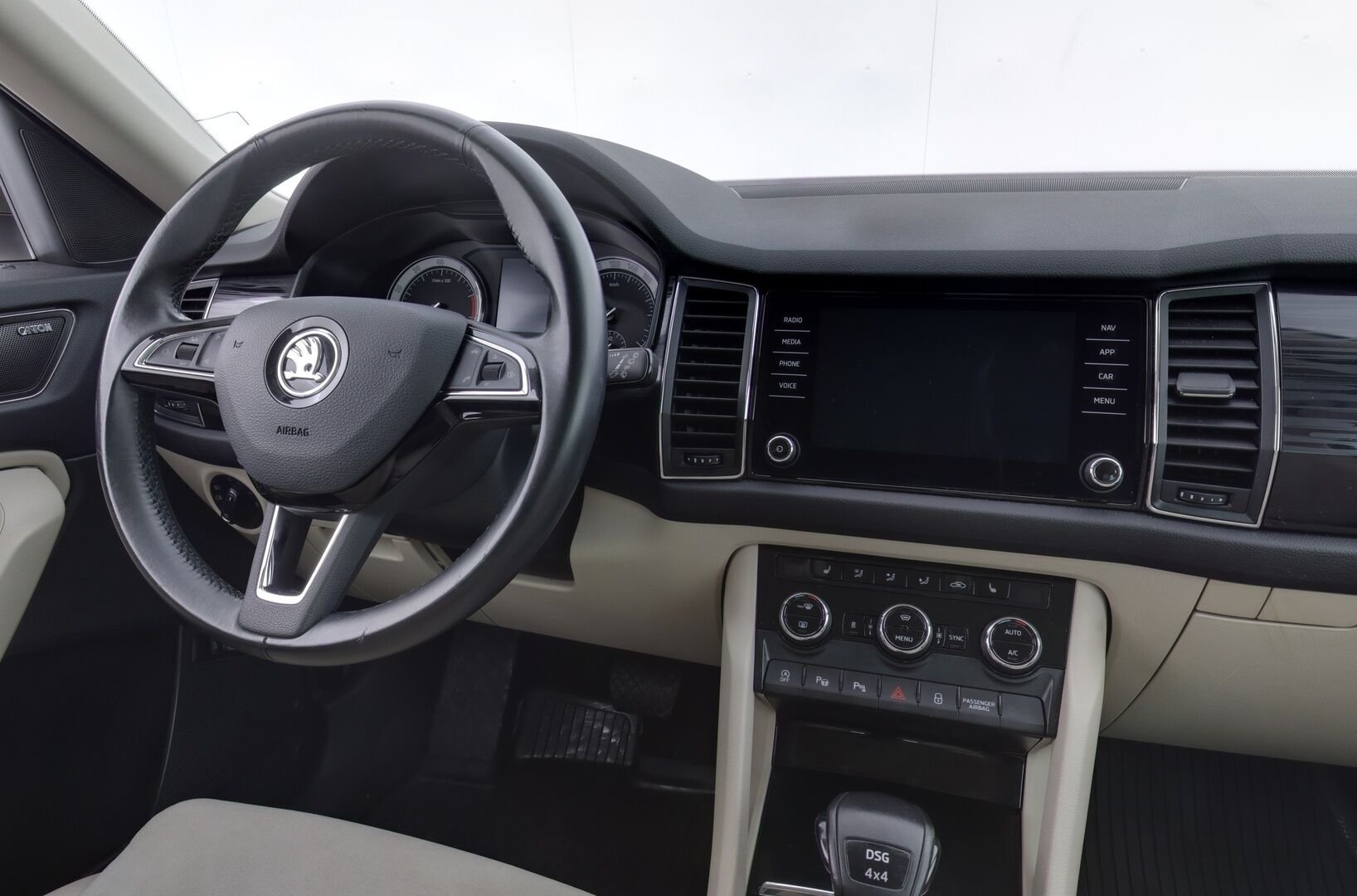Skoda Kodiaq 2017 1,4 TSI 4x4 Style DSG Aut  / Jakohihna 04/25  / Webasto / Muistipenkki / Canton / Koukku / Adapt. vak / Key less / - Huikeat varusteet / Hyvä vetoauto /