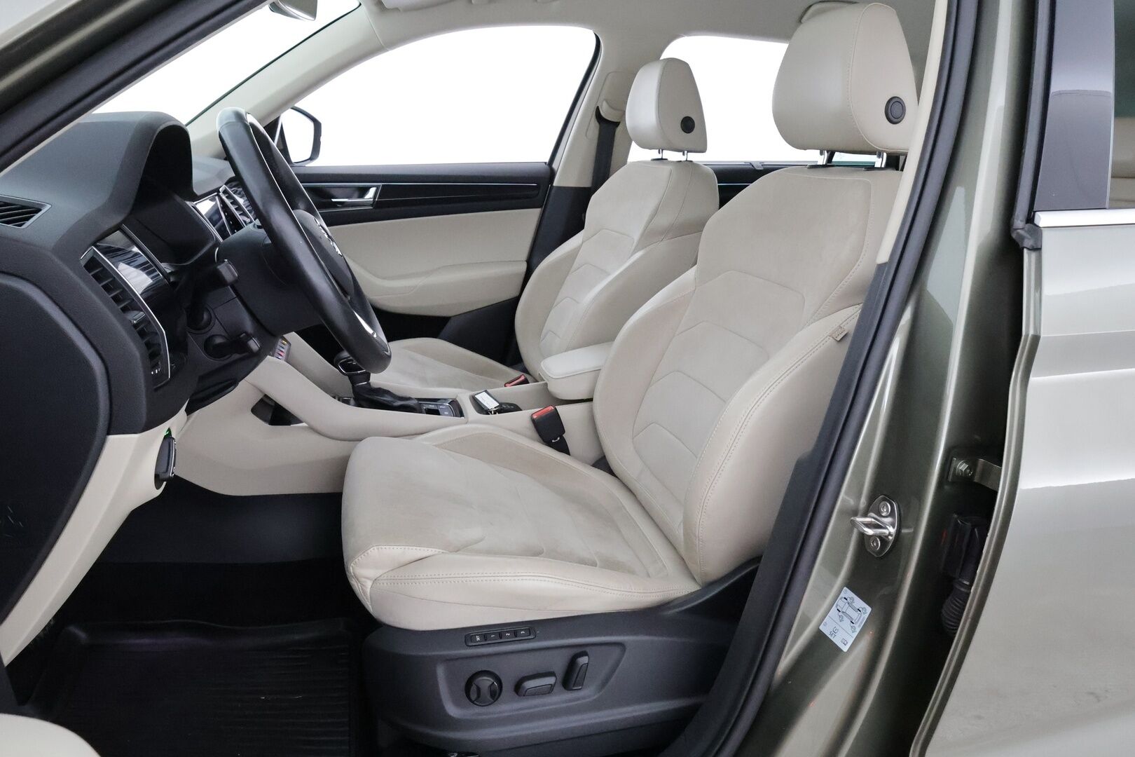 Skoda Kodiaq 2017 1,4 TSI 4x4 Style DSG Aut  / Jakohihna 04/25  / Webasto / Muistipenkki / Canton / Koukku / Adapt. vak / Key less / - Huikeat varusteet / Hyvä vetoauto /