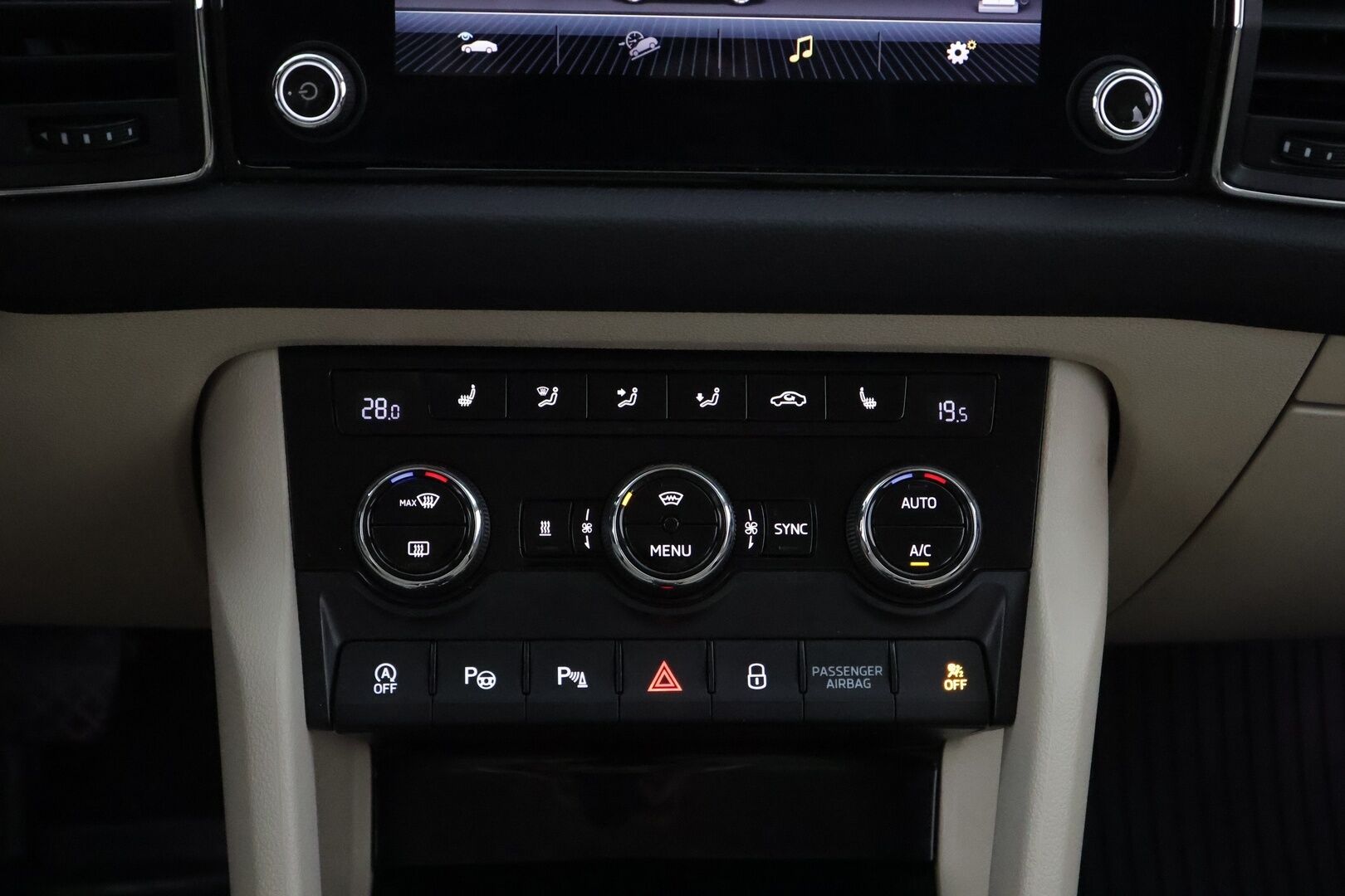 Skoda Kodiaq 2017 1,4 TSI 4x4 Style DSG Aut  / Jakohihna 04/25  / Webasto / Muistipenkki / Canton / Koukku / Adapt. vak / Key less / - Huikeat varusteet / Hyvä vetoauto /