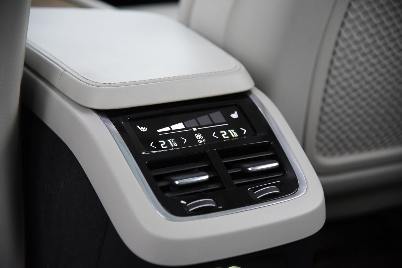 Volvo V90 2016 T6 AWD Inscription aut / B&W / Adapt. vak / Nahkat muistilla / VOC / P-kamera / Koukku - 3,99 % KORKOTARJOUS TÄHÄN AUTOON - 31.5. ASTI! - Harvinainen rehtibensa huippuvarusteilla! / Suomi-auto / 