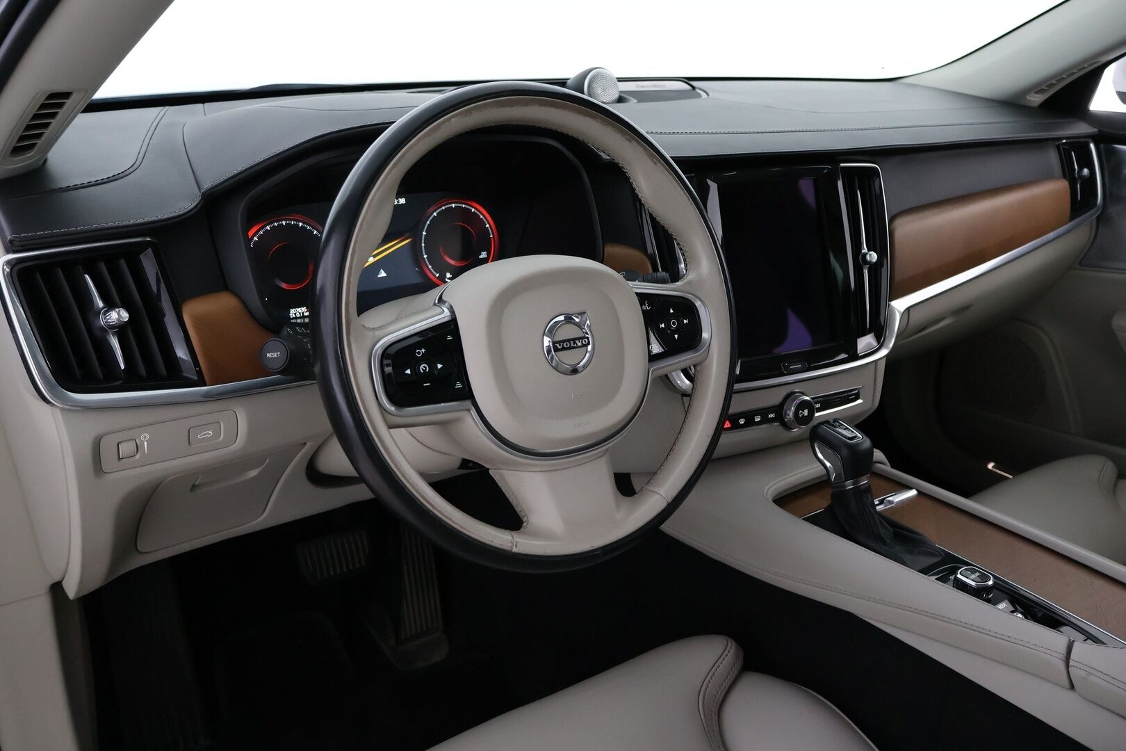 Volvo V90 2017 T6 AWD Inscription aut - Webasto | Bowers&Wilkins | ACC | Panorama | Peruutuskamera | Vaaleat Sporttinahat | Vetokoukku | Supervarusteet!