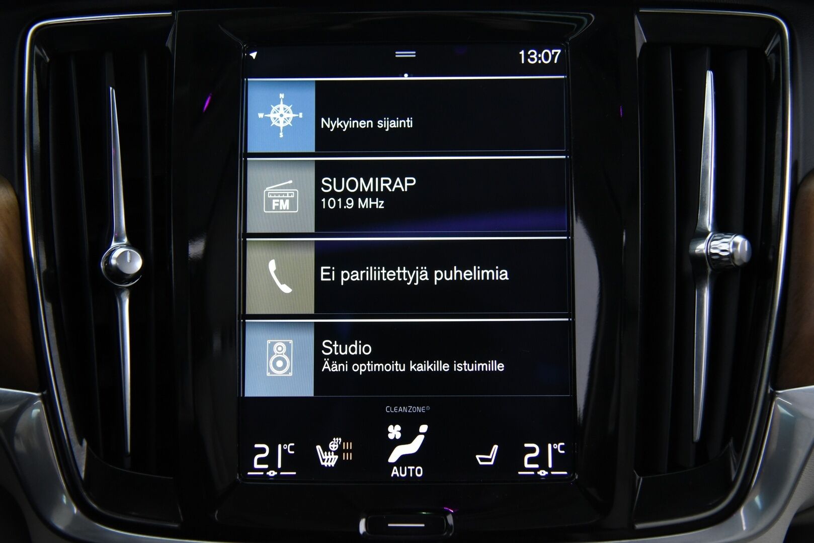 Volvo V90 2016 T6 AWD Inscription aut / B&W / Adapt. vak / Nahkat muistilla / VOC / P-kamera / Koukku - 3,99 % KORKOTARJOUS TÄHÄN AUTOON - 31.5. ASTI! - Harvinainen rehtibensa huippuvarusteilla! / Suomi-auto / 