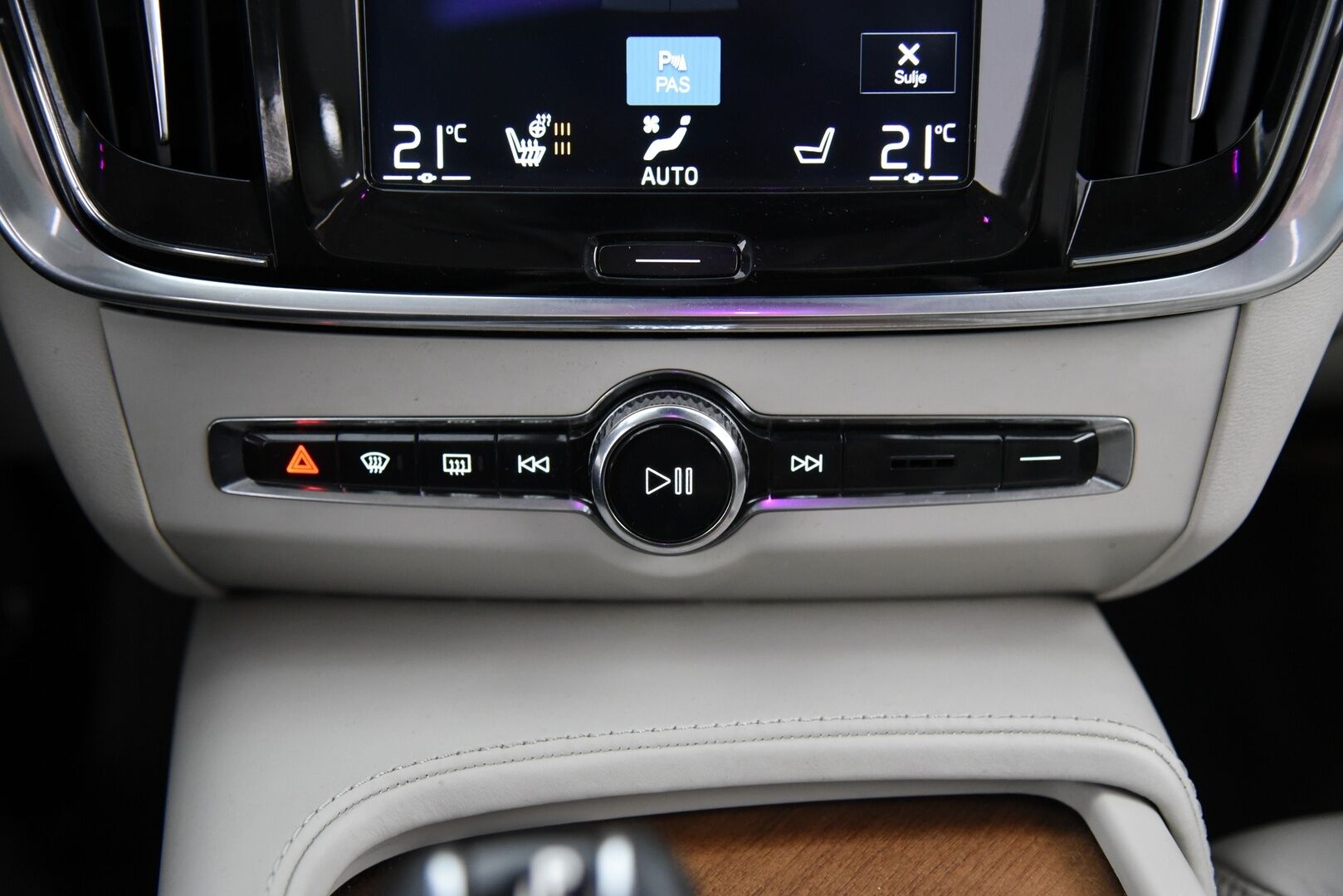Volvo V90 2016 T6 AWD Inscription aut / B&W / Adapt. vak / Nahkat muistilla / VOC / P-kamera / Koukku - 3,99 % KORKOTARJOUS TÄHÄN AUTOON - 31.5. ASTI! - Harvinainen rehtibensa huippuvarusteilla! / Suomi-auto / 