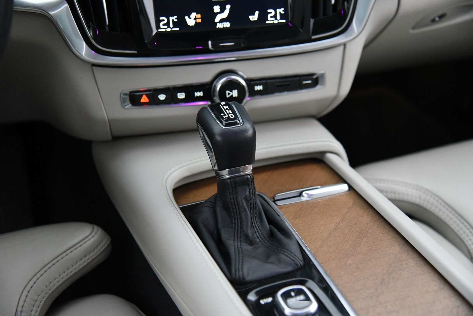 Volvo V90 2016 T6 AWD Inscription aut / B&W / Adapt. vak / Nahkat muistilla / VOC / P-kamera / Koukku - 3,99 % KORKOTARJOUS TÄHÄN AUTOON - 31.5. ASTI! - Harvinainen rehtibensa huippuvarusteilla! / Suomi-auto / 