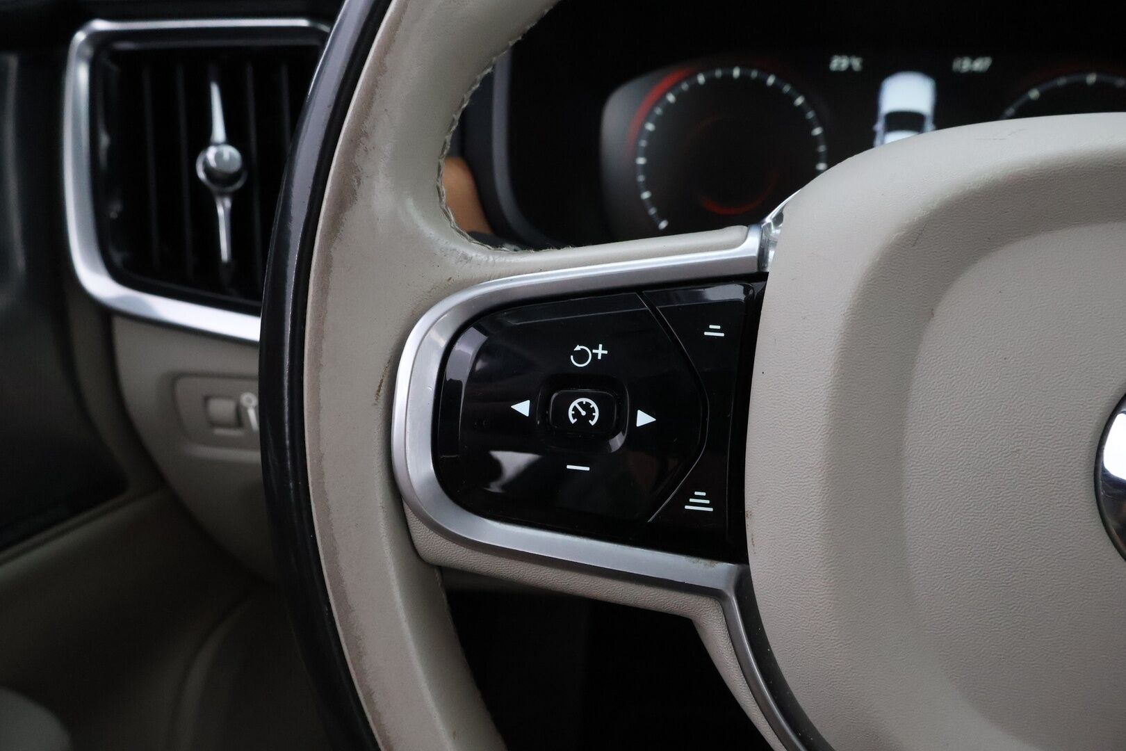 Volvo V90 2017 T6 AWD Inscription aut - Webasto | Bowers&Wilkins | ACC | Panorama | Peruutuskamera | Vaaleat Sporttinahat | Vetokoukku | Supervarusteet!