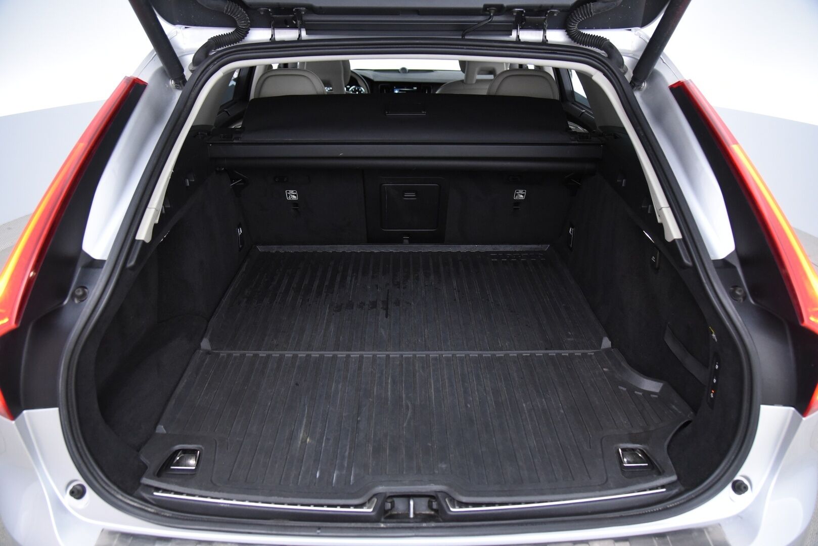 Volvo V90 2016 T6 AWD Inscription aut / B&W / Adapt. vak / Nahkat muistilla / VOC / P-kamera / Koukku - 3,99 % KORKOTARJOUS TÄHÄN AUTOON - 31.5. ASTI! - Harvinainen rehtibensa huippuvarusteilla! / Suomi-auto / 