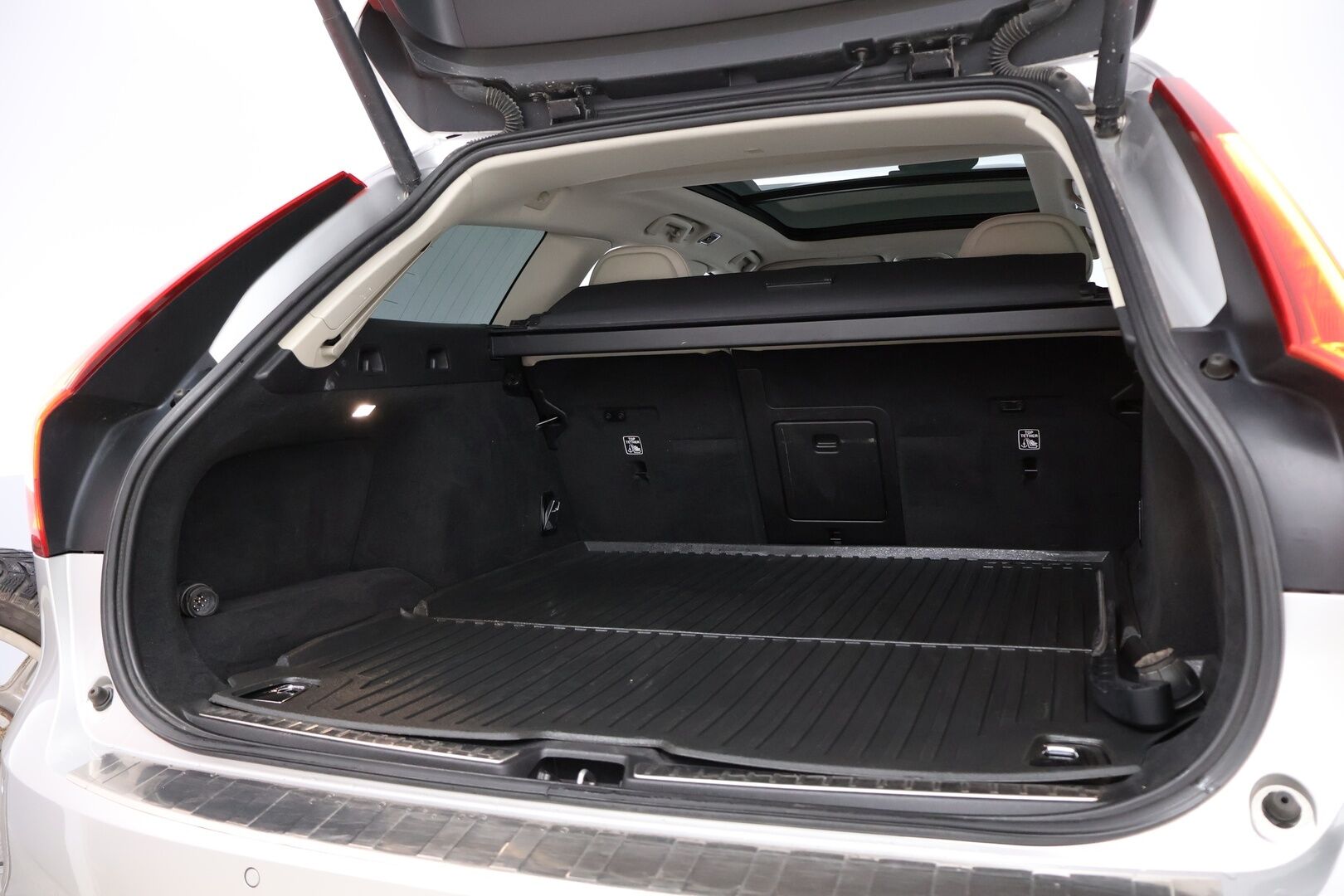 Volvo V90 2017 T6 AWD Inscription aut - Webasto | Bowers&Wilkins | ACC | Panorama | Peruutuskamera | Vaaleat Sporttinahat | Vetokoukku | Supervarusteet!