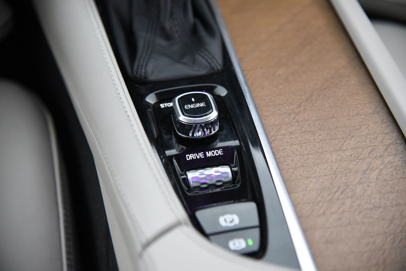 Volvo V90 2016 T6 AWD Inscription aut / B&W / Adapt. vak / Nahkat muistilla / VOC / P-kamera / Koukku - 3,99 % KORKOTARJOUS TÄHÄN AUTOON - 31.5. ASTI! - Harvinainen rehtibensa huippuvarusteilla! / Suomi-auto / 