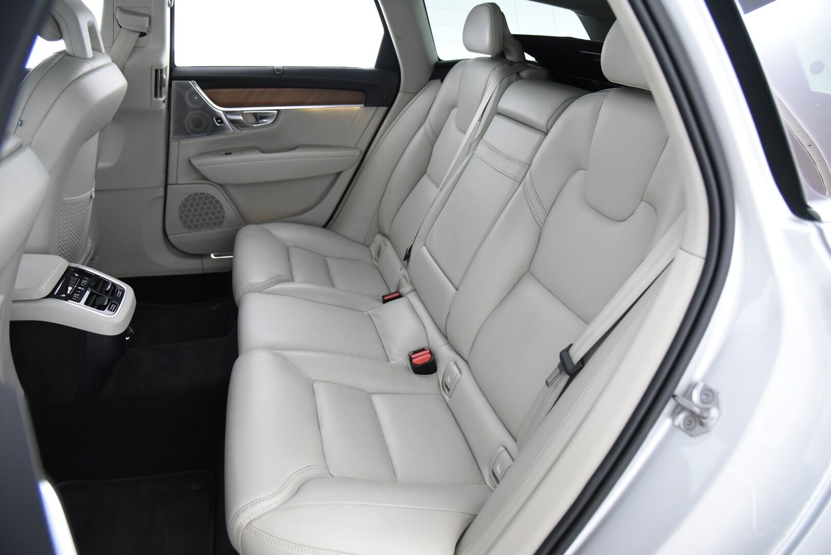 Volvo V90 2016 T6 AWD Inscription aut / B&W / Adapt. vak / Nahkat muistilla / VOC / P-kamera / Koukku - 3,99 % KORKOTARJOUS TÄHÄN AUTOON - 31.5. ASTI! - Harvinainen rehtibensa huippuvarusteilla! / Suomi-auto / 