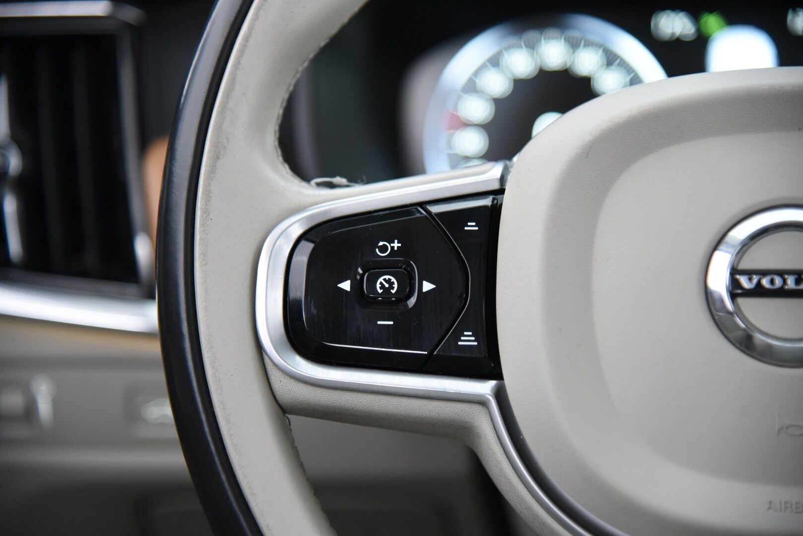 Volvo V90 2016 T6 AWD Inscription aut / B&W / Adapt. vak / Nahkat muistilla / VOC / P-kamera / Koukku - 3,99 % KORKOTARJOUS TÄHÄN AUTOON - 31.5. ASTI! - Harvinainen rehtibensa huippuvarusteilla! / Suomi-auto / 