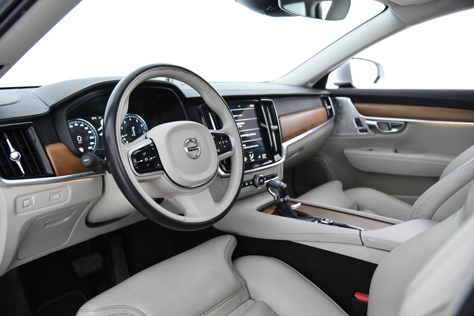 Volvo V90 2016 T6 AWD Inscription aut / B&W / Adapt. vak / Nahkat muistilla / VOC / P-kamera / Koukku - 3,99 % KORKOTARJOUS TÄHÄN AUTOON - 31.5. ASTI! - Harvinainen rehtibensa huippuvarusteilla! / Suomi-auto / 