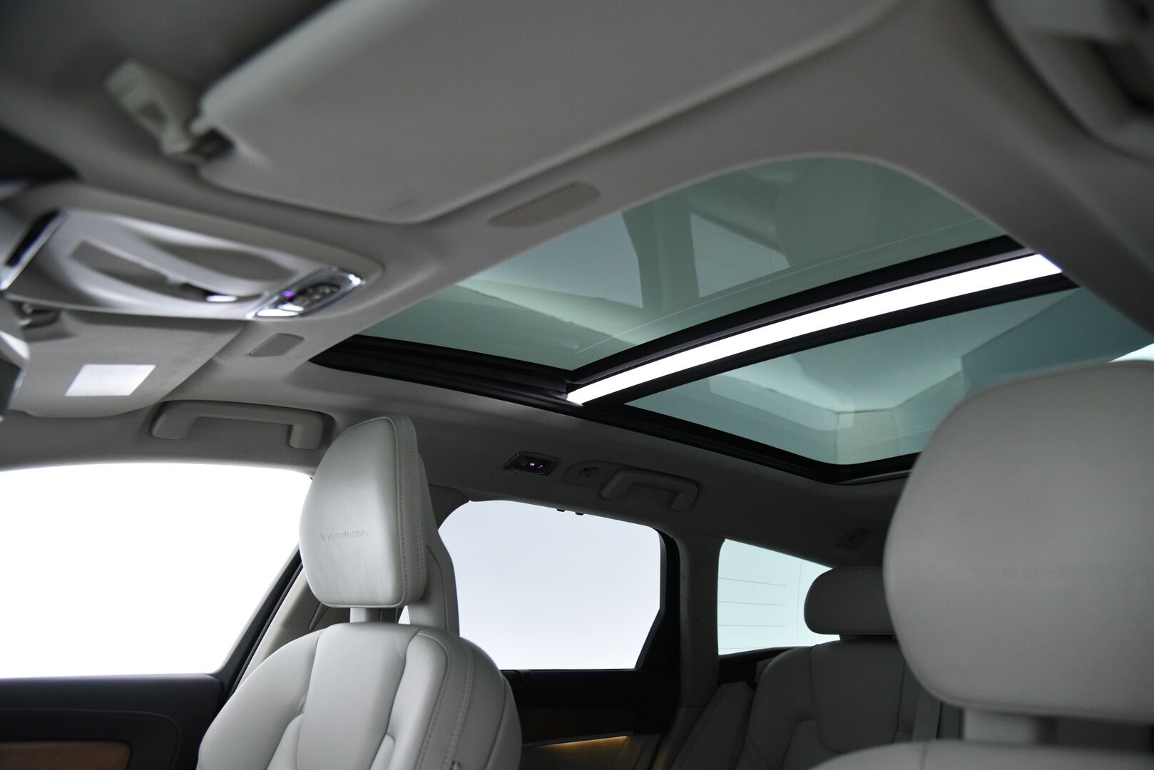 Volvo V90 2016 T6 AWD Inscription aut / B&W / Adapt. vak / Nahkat muistilla / VOC / P-kamera / Koukku - 3,99 % KORKOTARJOUS TÄHÄN AUTOON - 31.5. ASTI! - Harvinainen rehtibensa huippuvarusteilla! / Suomi-auto / 