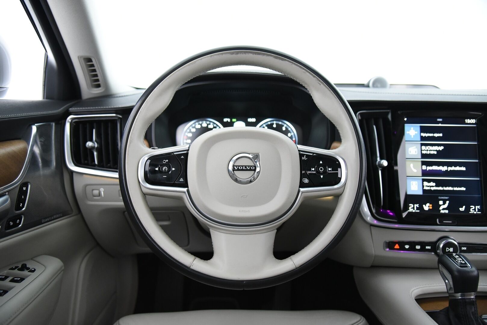 Volvo V90 2016 T6 AWD Inscription aut / B&W / Adapt. vak / Nahkat muistilla / VOC / P-kamera / Koukku - 3,99 % KORKOTARJOUS TÄHÄN AUTOON - 31.5. ASTI! - Harvinainen rehtibensa huippuvarusteilla! / Suomi-auto / 