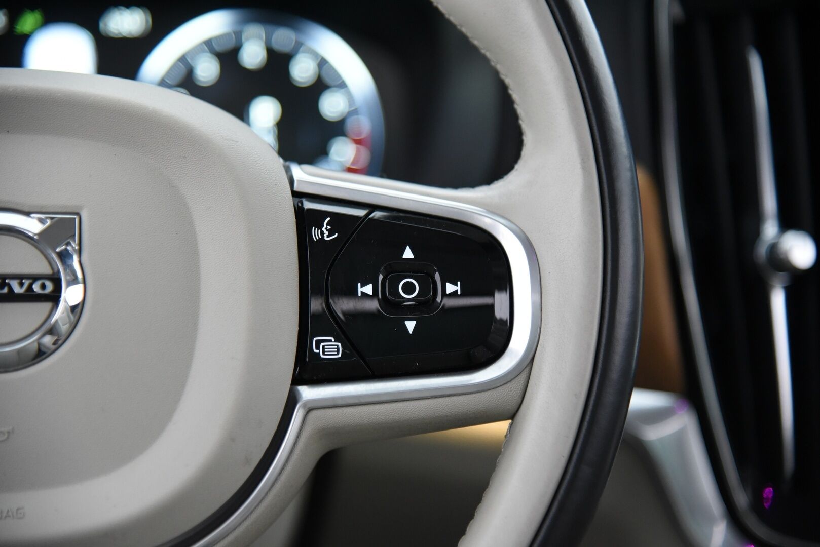 Volvo V90 2016 T6 AWD Inscription aut / B&W / Adapt. vak / Nahkat muistilla / VOC / P-kamera / Koukku - 3,99 % KORKOTARJOUS TÄHÄN AUTOON - 31.5. ASTI! - Harvinainen rehtibensa huippuvarusteilla! / Suomi-auto / 