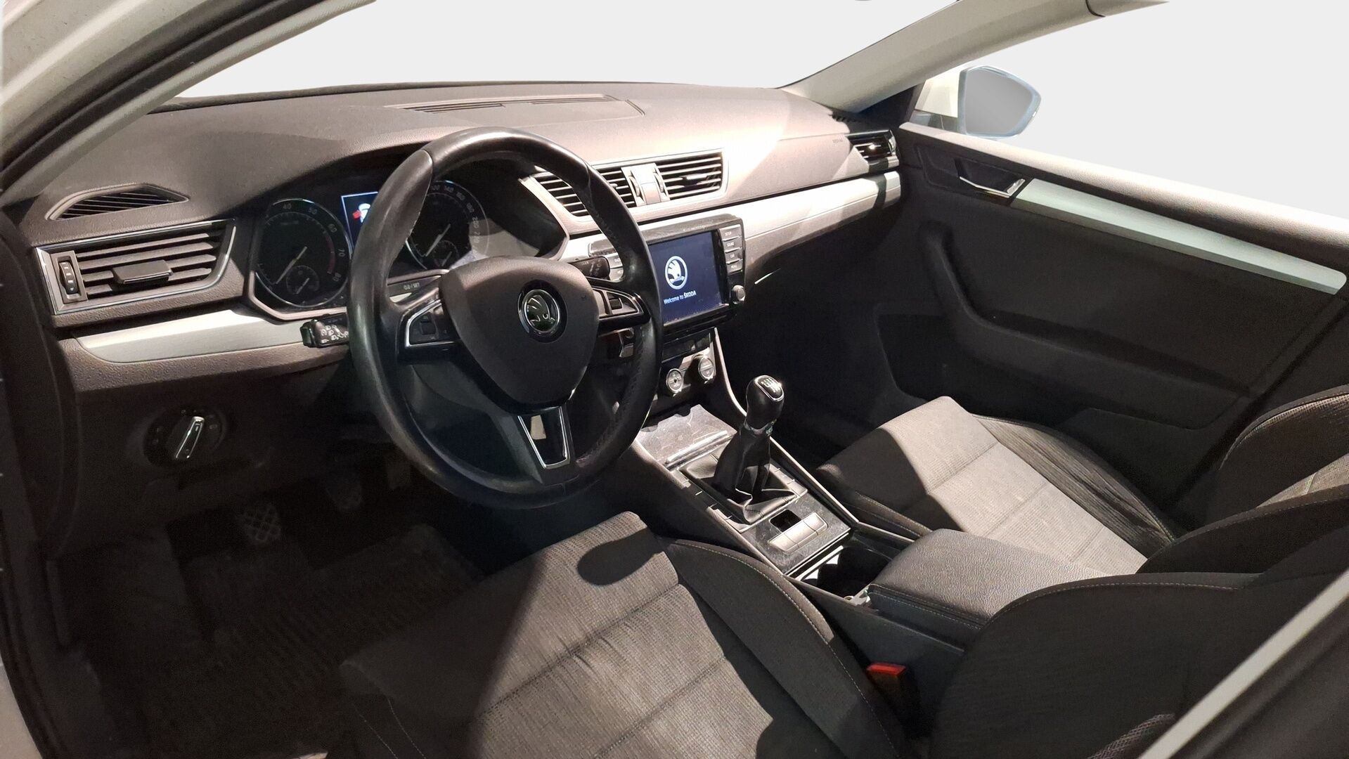 Skoda Superb 2016 Combi 1,4 TSI Ambition - Webasto / Vakkari / S-Koukku / Tutkat / Lämm. Tuulilasi / Smartlink / Suomiauto