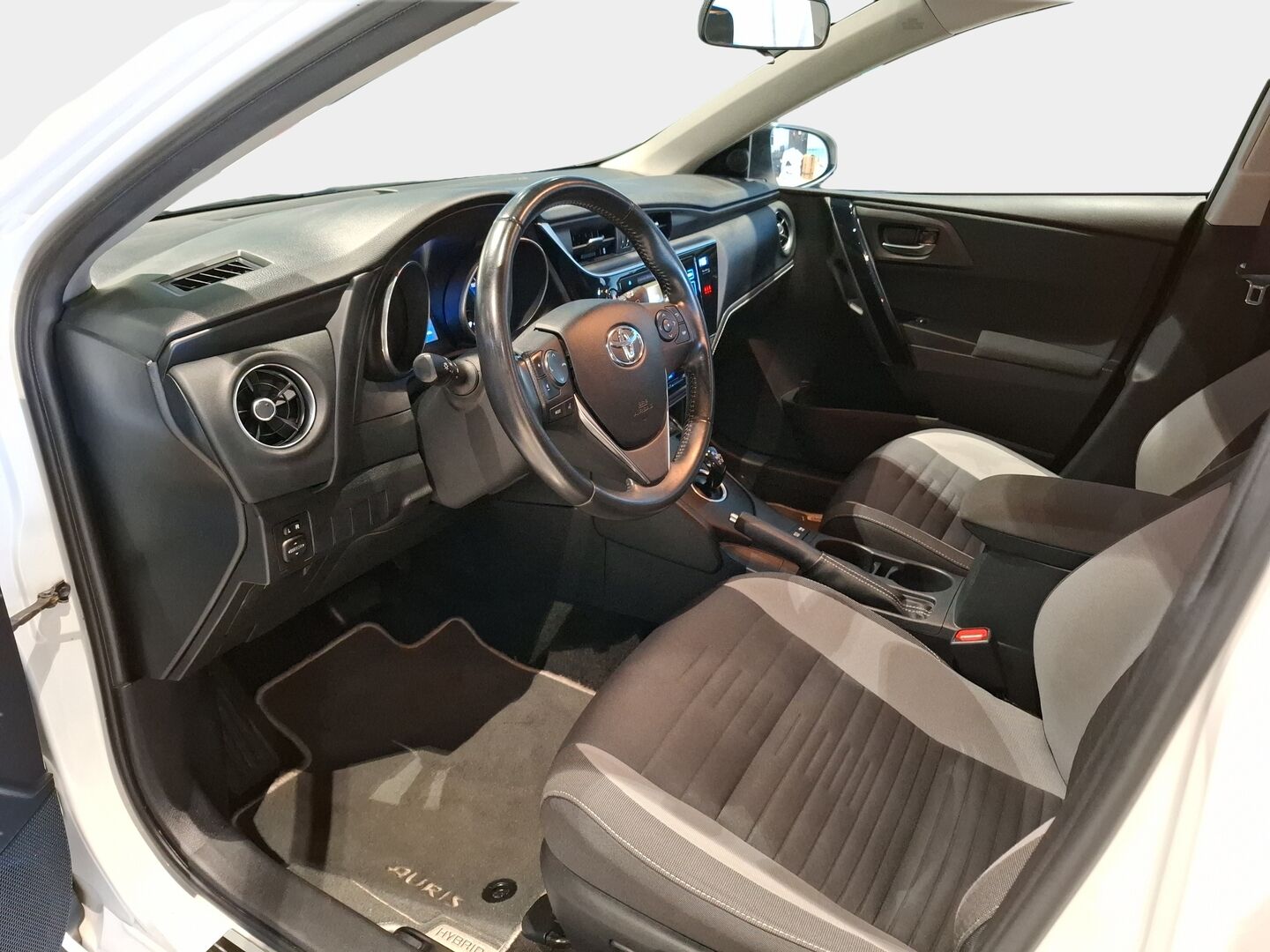 Toyota Auris 2016 1,8 Hybrid Active / Bi-Xenon / P.kamera / Vakkari / Navi / Lohkolämmitin - Siisti Suomi-auto merkkiliikkeen huoltohistorialla
