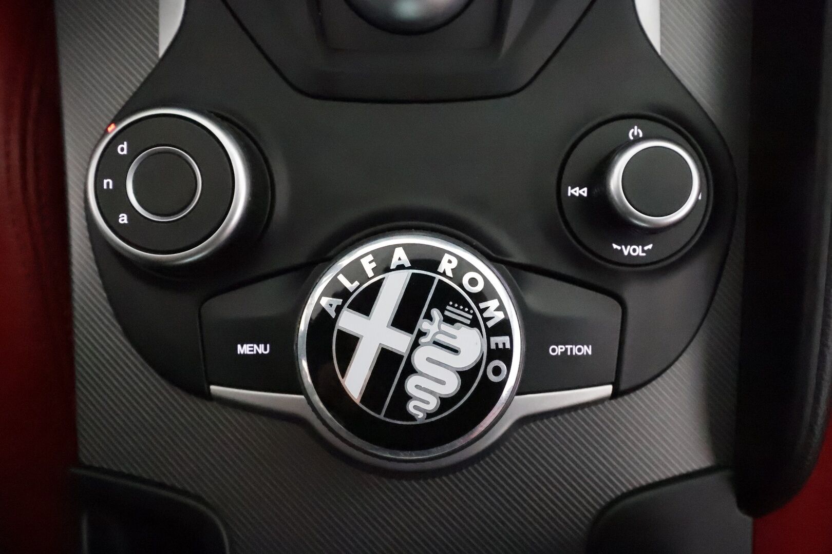 Alfa Romeo Giulia 2017 2,0 Bensiini 280hp AT8 AWD Veloce *Vakkari / P.tutkat / Sporttipenkit / Muistipenkki / Bi-Xenon / KeylessGo* - Suomi-auto / Kahdet renkaat aluvanteilla 