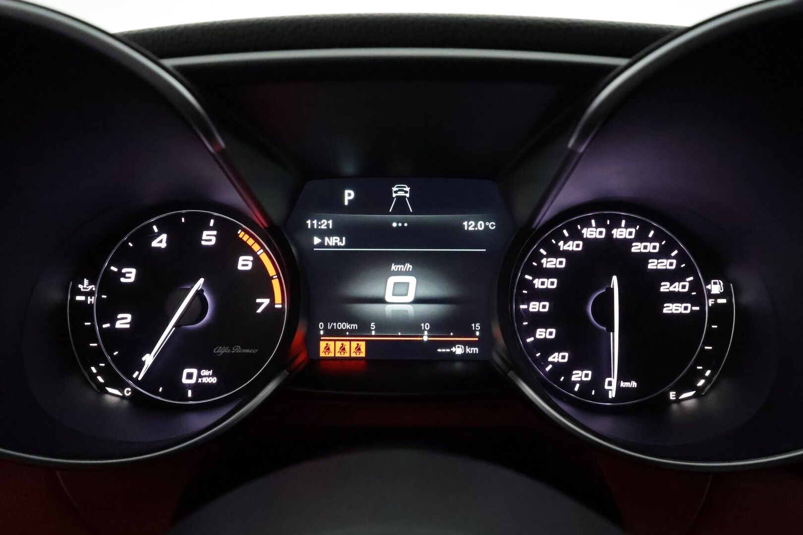 Alfa Romeo Giulia 2017 2,0 Bensiini 280hp AT8 AWD Veloce *Vakkari / P.tutkat / Sporttipenkit / Muistipenkki / Bi-Xenon / KeylessGo* - Suomi-auto / Kahdet renkaat aluvanteilla 