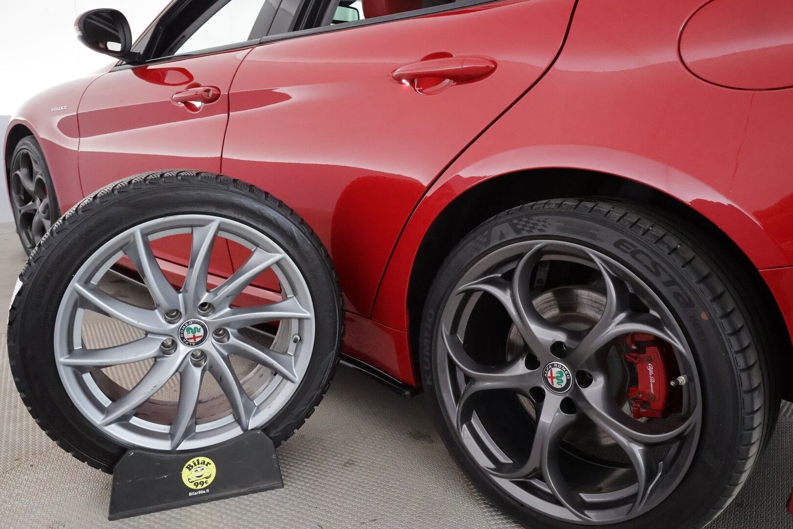 Alfa Romeo Giulia 2017 2,0 Bensiini 280hp AT8 AWD Veloce *Vakkari / P.tutkat / Sporttipenkit / Muistipenkki / Bi-Xenon / KeylessGo* - Suomi-auto / Kahdet renkaat aluvanteilla 