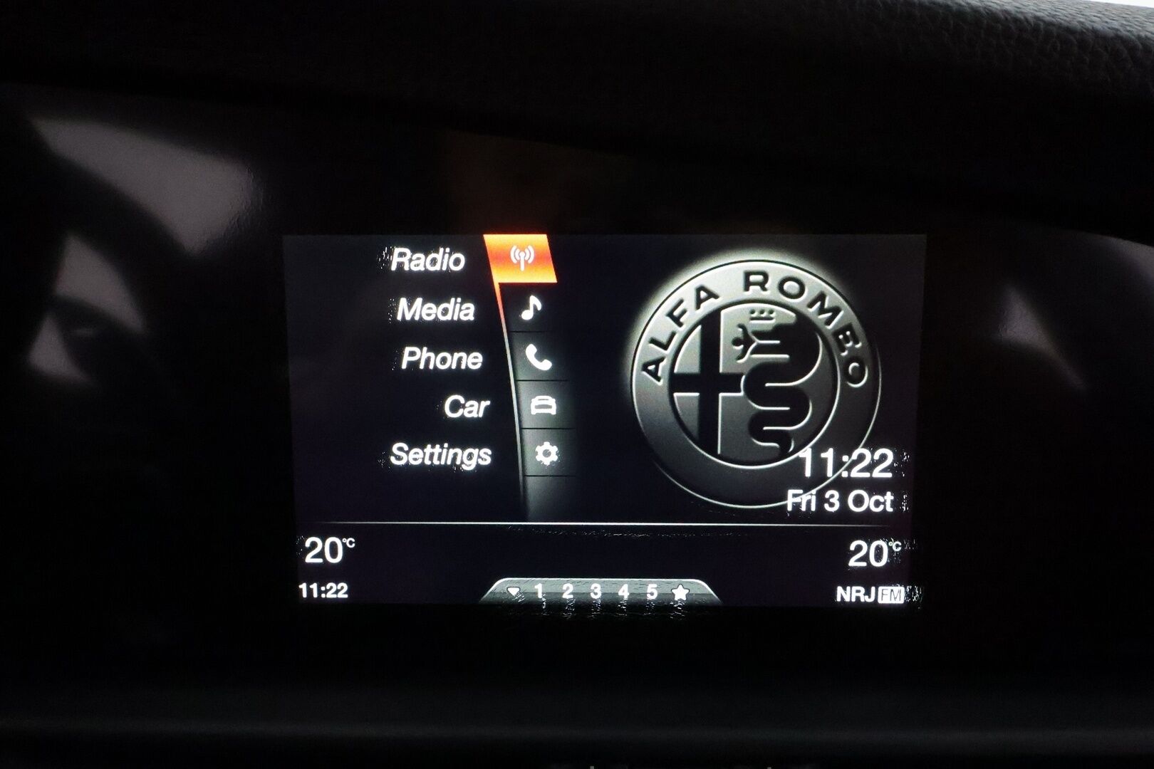 Alfa Romeo Giulia 2017 2,0 Bensiini 280hp AT8 AWD Veloce *Vakkari / P.tutkat / Sporttipenkit / Muistipenkki / Bi-Xenon / KeylessGo* - Suomi-auto / Kahdet renkaat aluvanteilla 