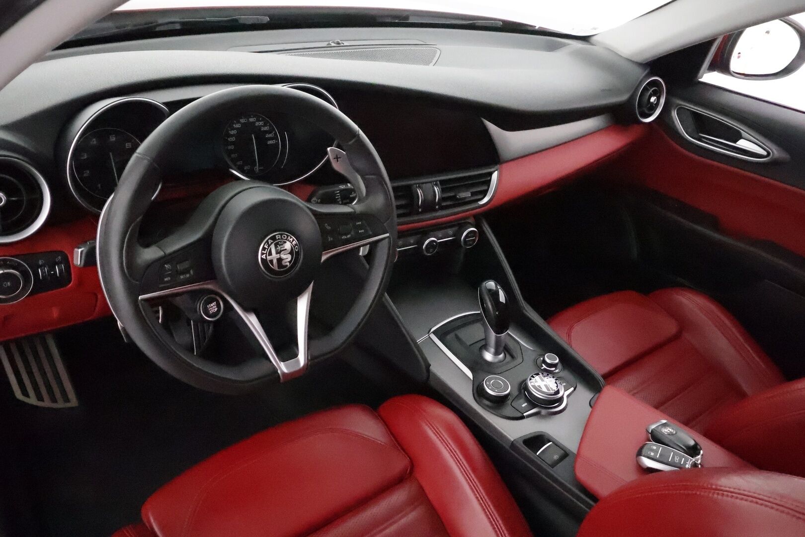 Alfa Romeo Giulia 2017 2,0 Bensiini 280hp AT8 AWD Veloce *Vakkari / P.tutkat / Sporttipenkit / Muistipenkki / Bi-Xenon / KeylessGo* - Suomi-auto / Kahdet renkaat aluvanteilla 