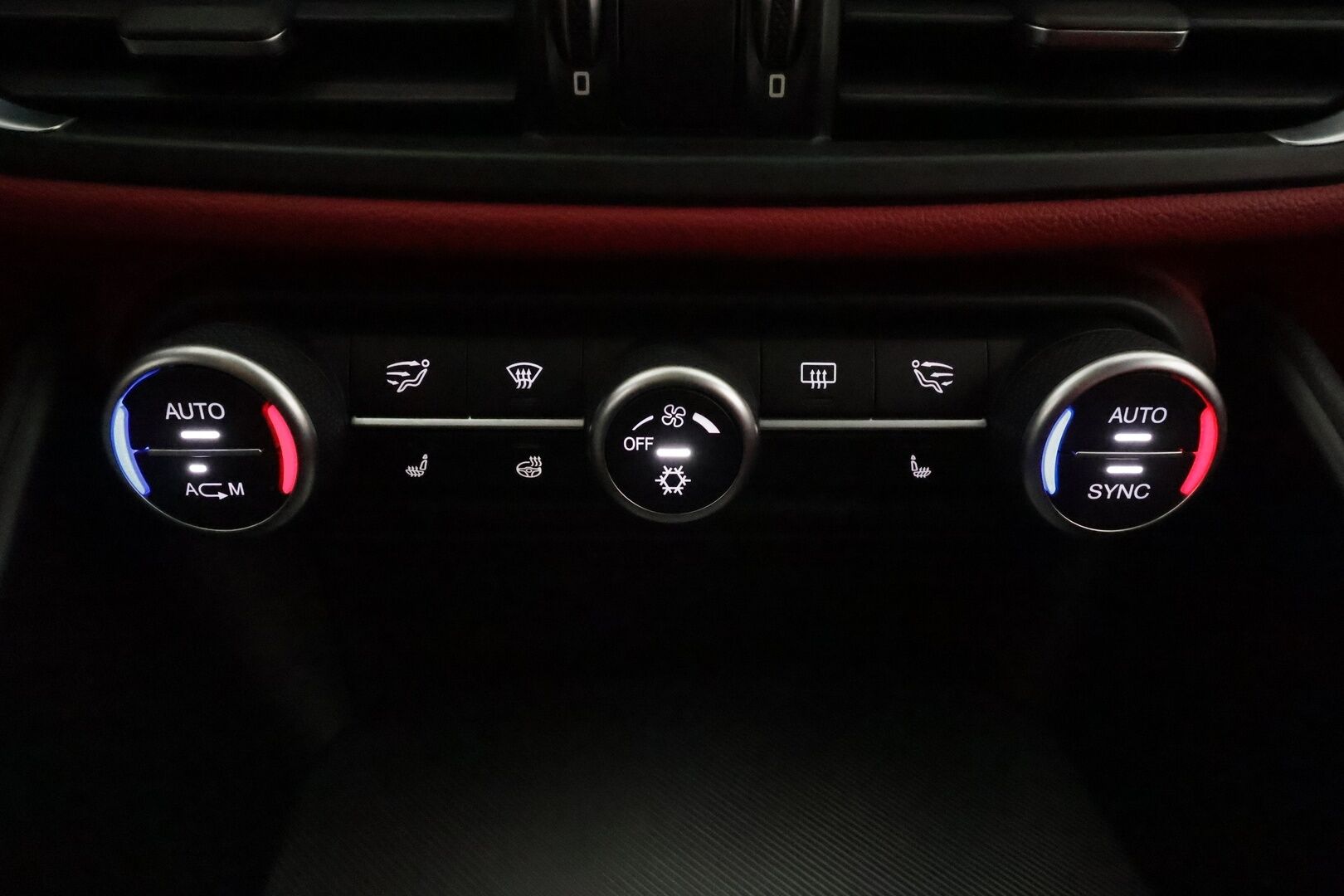 Alfa Romeo Giulia 2017 2,0 Bensiini 280hp AT8 AWD Veloce *Vakkari / P.tutkat / Sporttipenkit / Muistipenkki / Bi-Xenon / KeylessGo* - Suomi-auto / Kahdet renkaat aluvanteilla 