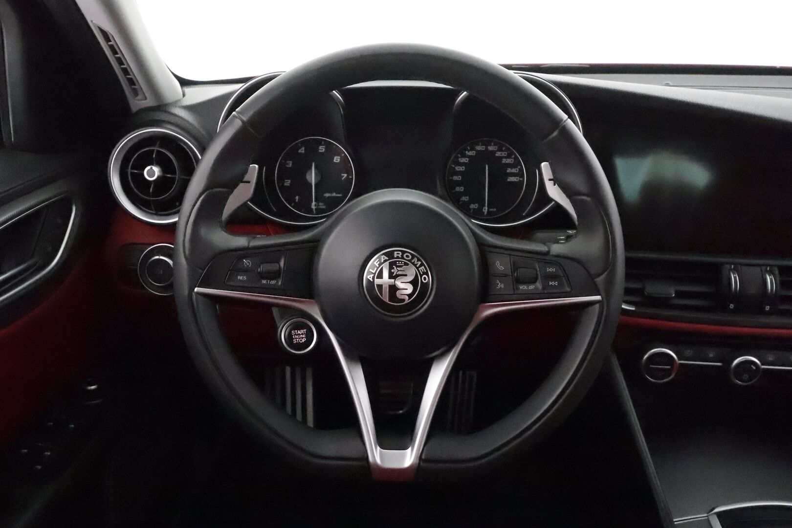 Alfa Romeo Giulia 2017 2,0 Bensiini 280hp AT8 AWD Veloce *Vakkari / P.tutkat / Sporttipenkit / Muistipenkki / Bi-Xenon / KeylessGo* - Suomi-auto / Kahdet renkaat aluvanteilla 