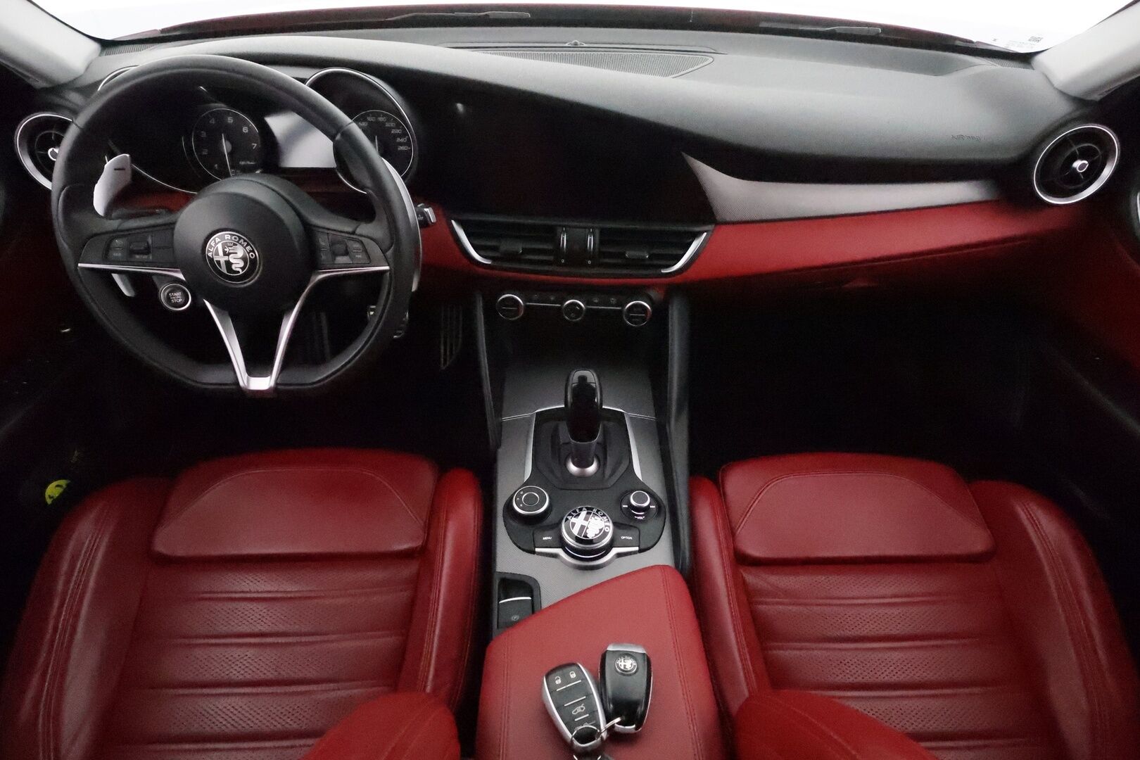 Alfa Romeo Giulia 2017 2,0 Bensiini 280hp AT8 AWD Veloce *Vakkari / P.tutkat / Sporttipenkit / Muistipenkki / Bi-Xenon / KeylessGo* - Suomi-auto / Kahdet renkaat aluvanteilla 