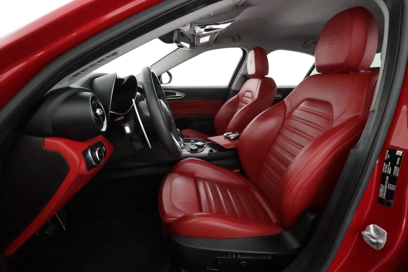 Alfa Romeo Giulia 2017 2,0 Bensiini 280hp AT8 AWD Veloce *Vakkari / P.tutkat / Sporttipenkit / Muistipenkki / Bi-Xenon / KeylessGo* - Suomi-auto / Kahdet renkaat aluvanteilla 