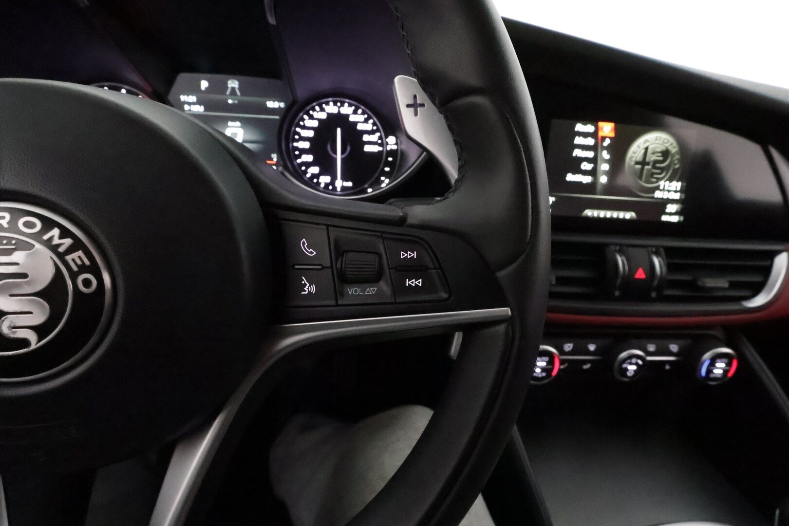 Alfa Romeo Giulia 2017 2,0 Bensiini 280hp AT8 AWD Veloce *Vakkari / P.tutkat / Sporttipenkit / Muistipenkki / Bi-Xenon / KeylessGo* - Suomi-auto / Kahdet renkaat aluvanteilla 