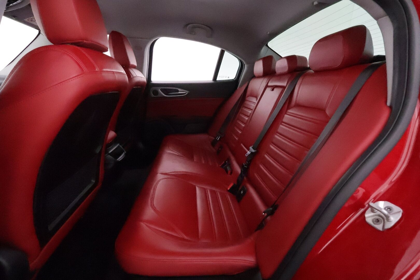 Alfa Romeo Giulia 2017 2,0 Bensiini 280hp AT8 AWD Veloce *Vakkari / P.tutkat / Sporttipenkit / Muistipenkki / Bi-Xenon / KeylessGo* - Suomi-auto / Kahdet renkaat aluvanteilla 
