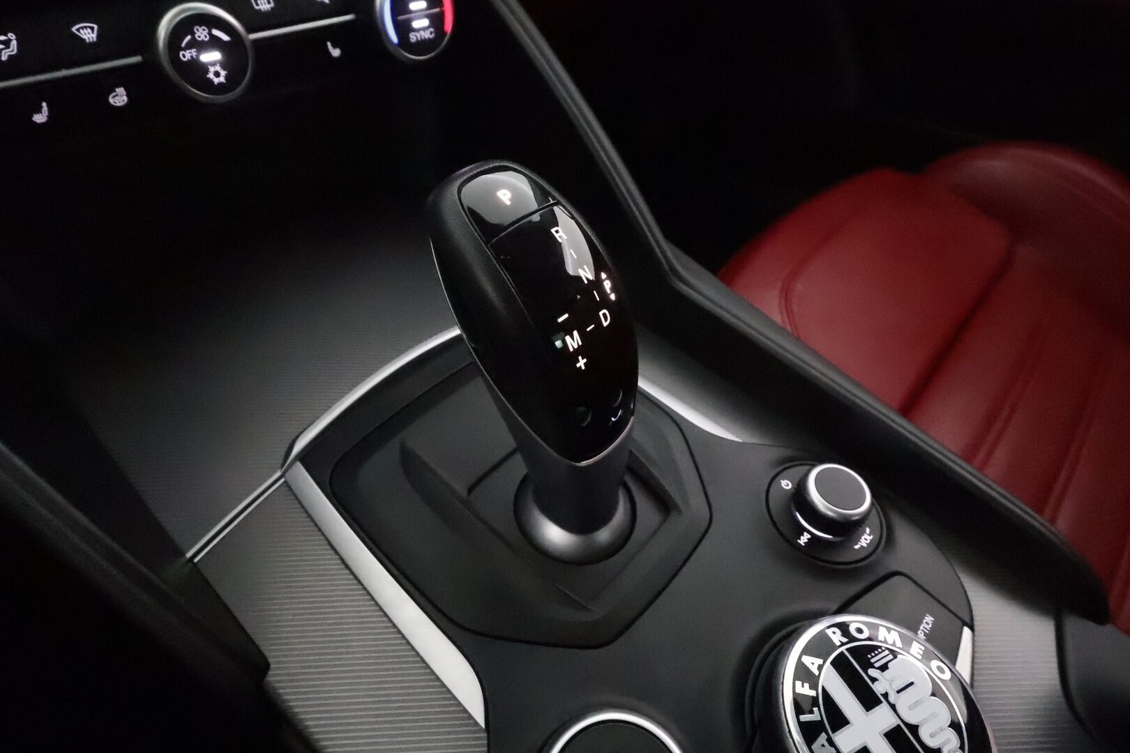 Alfa Romeo Giulia 2017 2,0 Bensiini 280hp AT8 AWD Veloce *Vakkari / P.tutkat / Sporttipenkit / Muistipenkki / Bi-Xenon / KeylessGo* - Suomi-auto / Kahdet renkaat aluvanteilla 