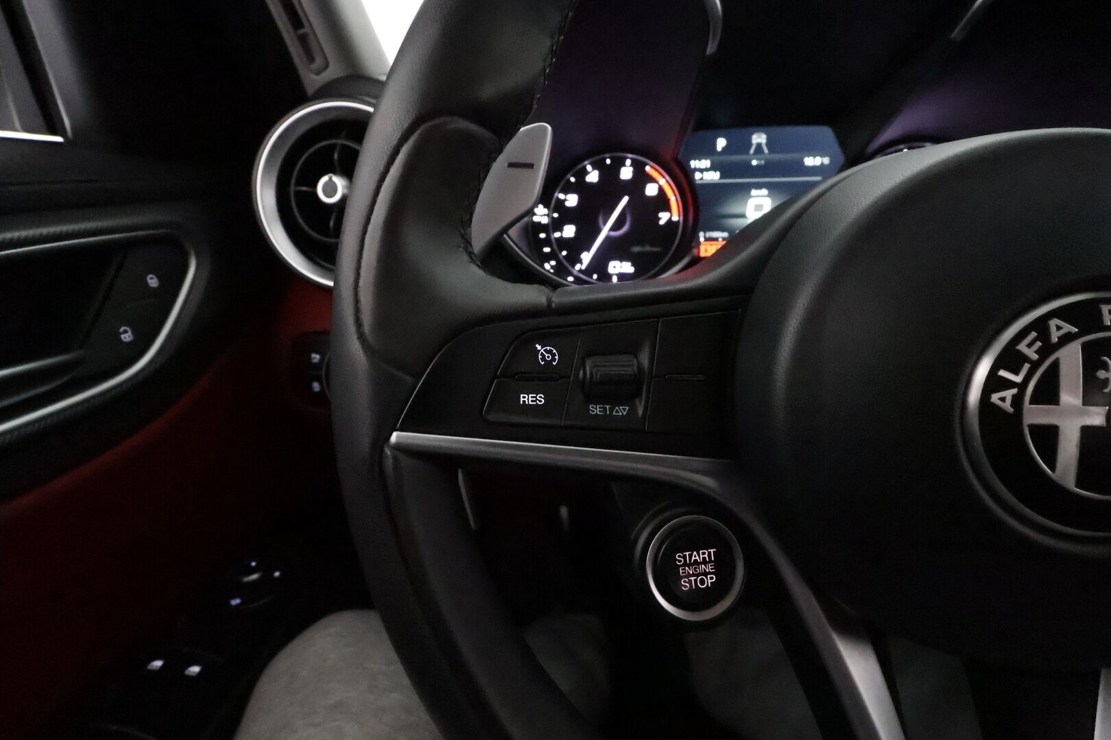 Alfa Romeo Giulia 2017 2,0 Bensiini 280hp AT8 AWD Veloce *Vakkari / P.tutkat / Sporttipenkit / Muistipenkki / Bi-Xenon / KeylessGo* - Suomi-auto / Kahdet renkaat aluvanteilla 