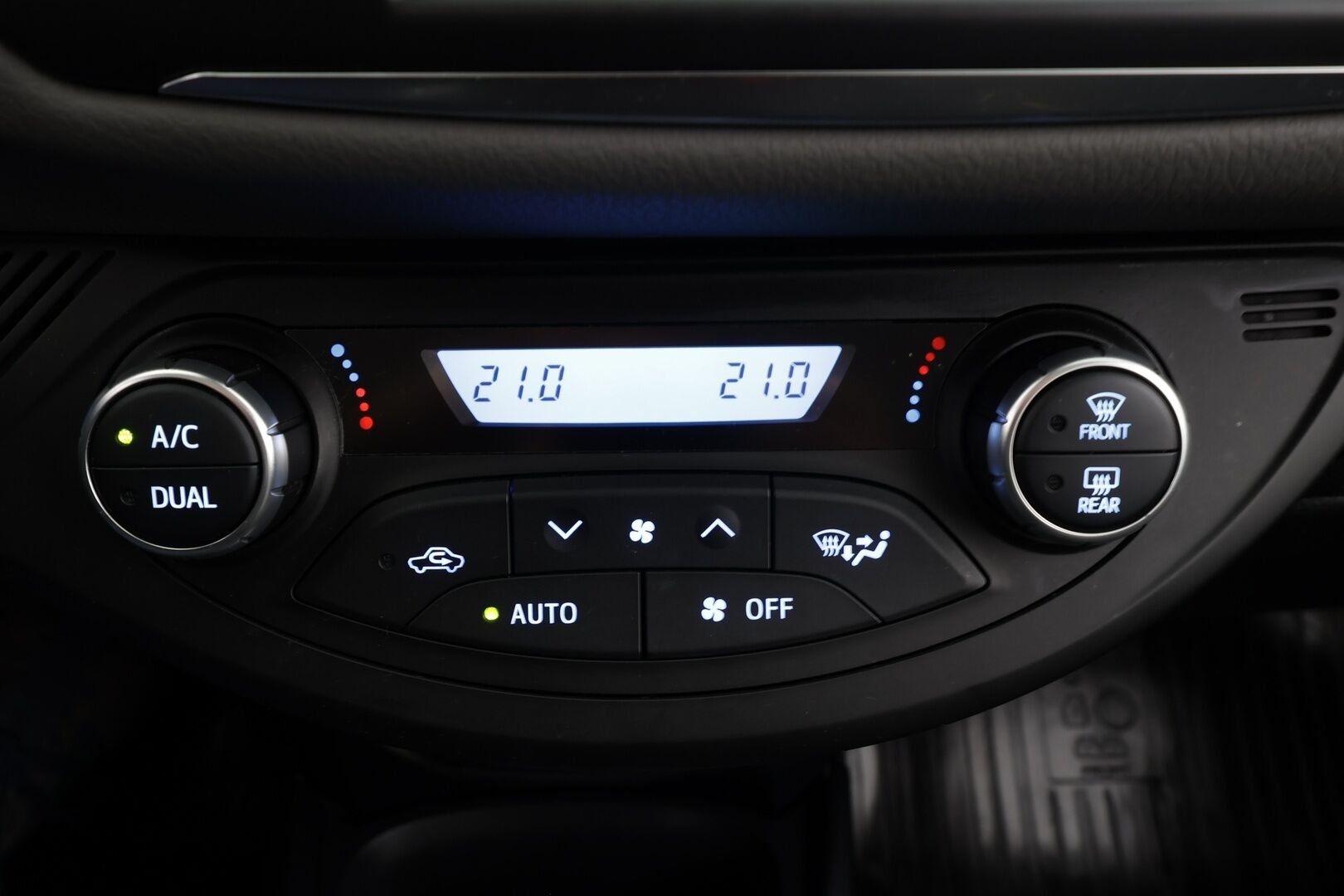 Toyota Yaris 2017 1,5 Hybrid Business * Vakkari / Navi / Kaistavahti / P.Kamera / Bluetooth / Lohkolämmitin * - Suomi-auto / Kahdet renkaat / Merkkihuollettu - HULLUT JOULUT KORKOTARJOUS 2,49% 