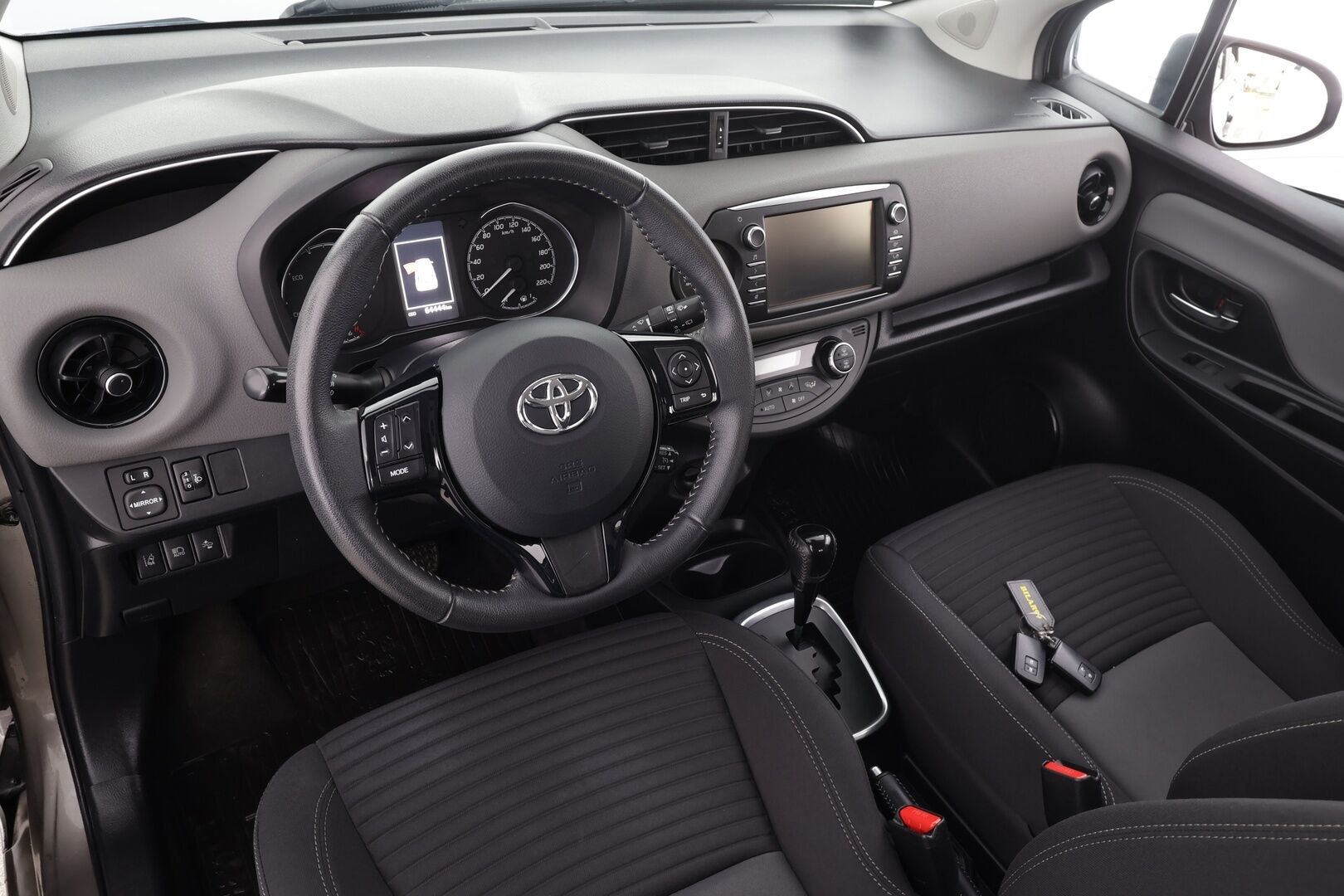 Toyota Yaris 2017 1,5 Hybrid Business * Vakkari / Navi / Kaistavahti / P.Kamera / Bluetooth / Lohkolämmitin * - Suomi-auto / Kahdet renkaat / Merkkihuollettu - HULLUT JOULUT KORKOTARJOUS 2,49% 