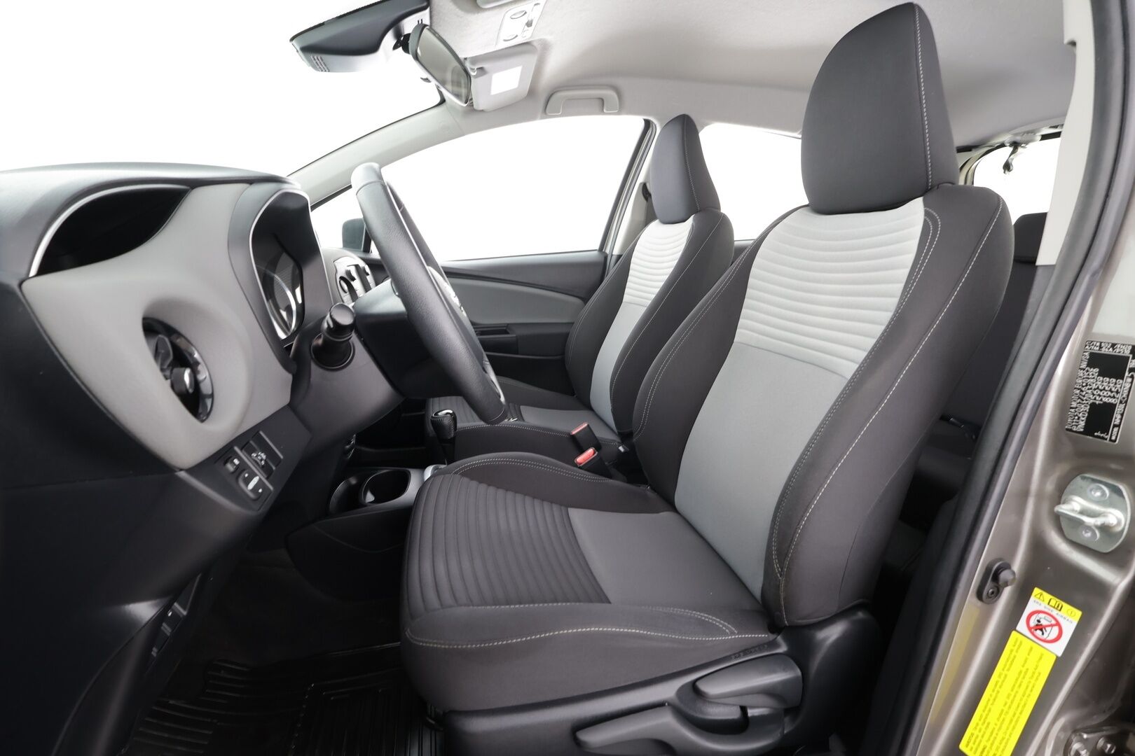 Toyota Yaris 2017 1,5 Hybrid Business * Vakkari / Navi / Kaistavahti / P.Kamera / Bluetooth / Lohkolämmitin * - Suomi-auto / Kahdet renkaat / Merkkihuollettu - HULLUT JOULUT KORKOTARJOUS 2,49% 