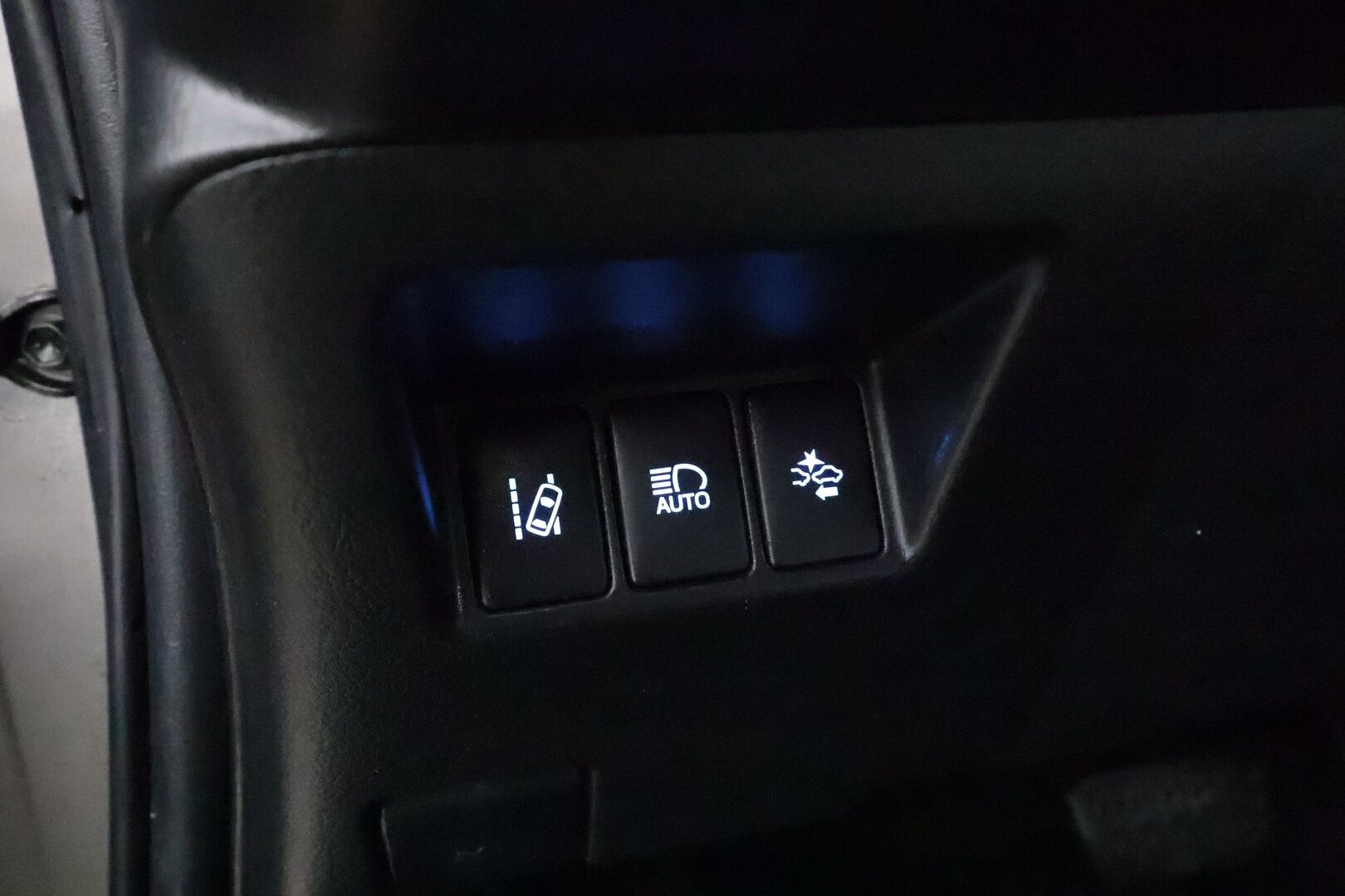 Toyota Yaris 2017 1,5 Hybrid Business * Vakkari / Navi / Kaistavahti / P.Kamera / Bluetooth / Lohkolämmitin * - Suomi-auto / Kahdet renkaat / Merkkihuollettu - HULLUT JOULUT KORKOTARJOUS 2,49% 